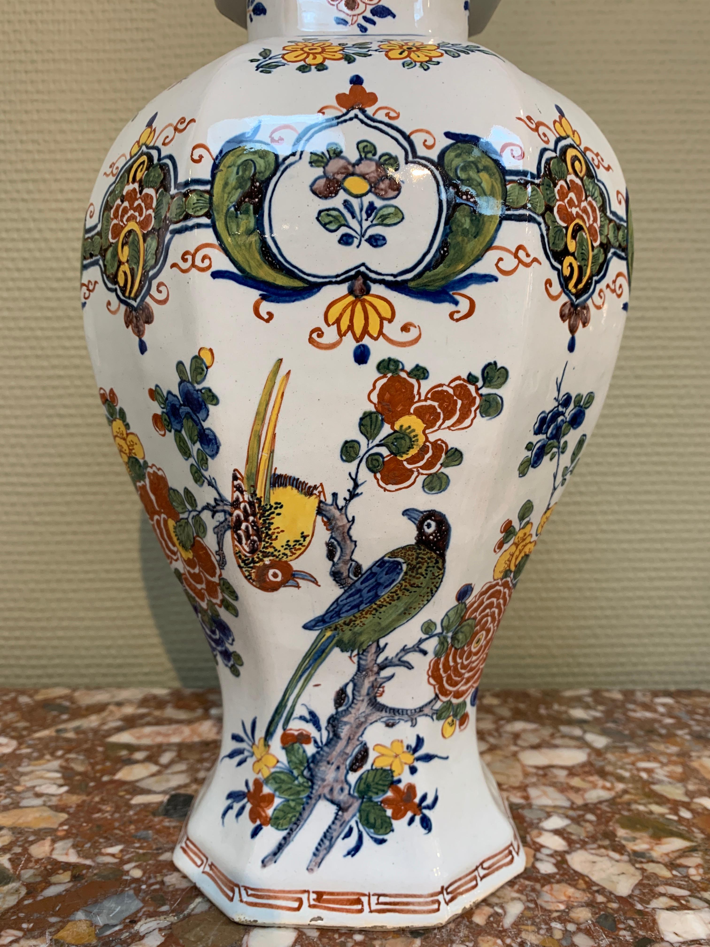 Rococo Vase polychrome de Delft avec fleurs et oiseaux, milieu du 18ème siècle en vente