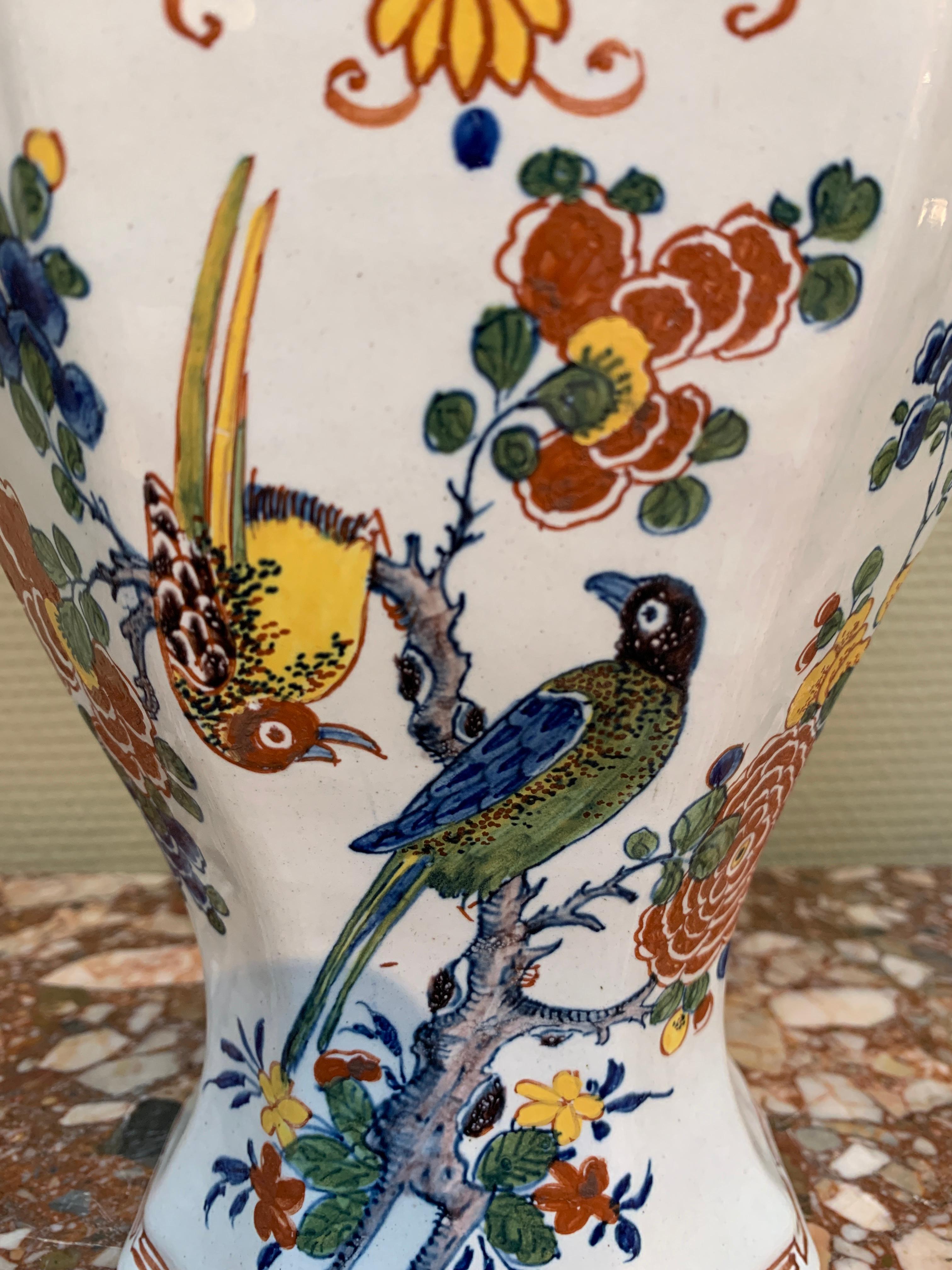 Ceramica Vaso olandese policromo di Delft con fiori e uccelli, metà del XVIII secolo in vendita