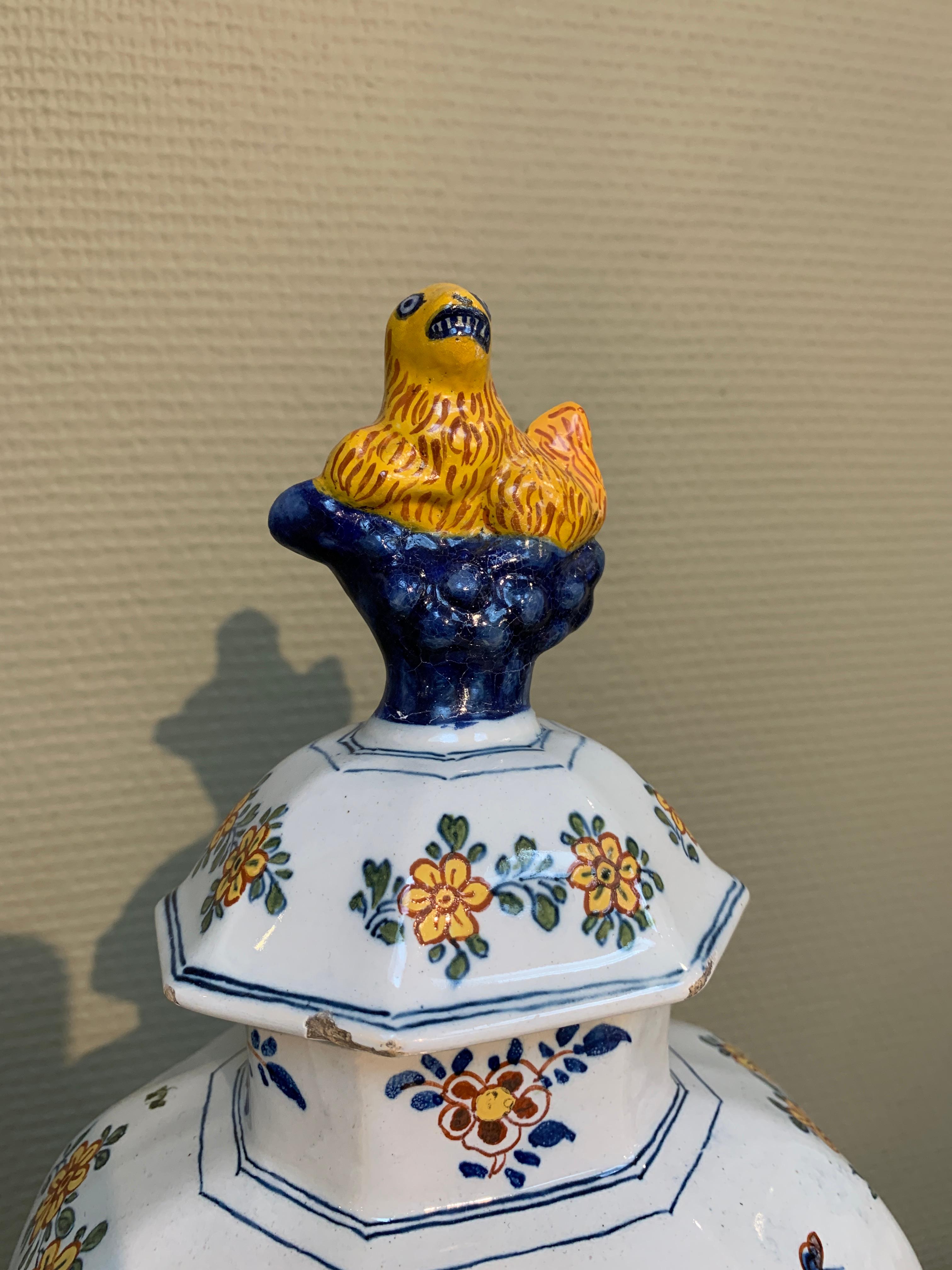 XVIIIe siècle Vase polychrome de Delft avec fleurs et oiseaux, milieu du 18ème siècle en vente