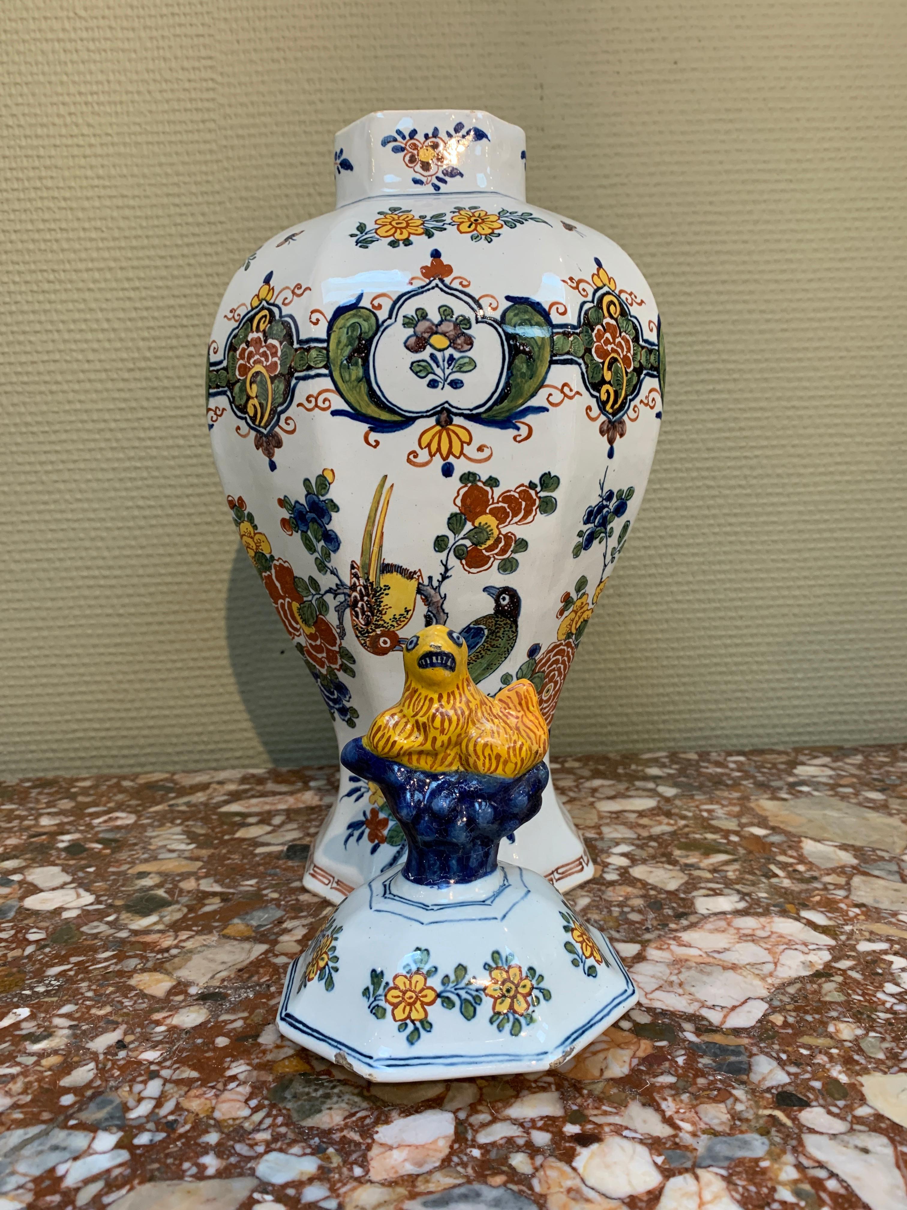 Faïence Vase polychrome de Delft avec fleurs et oiseaux, milieu du 18ème siècle en vente