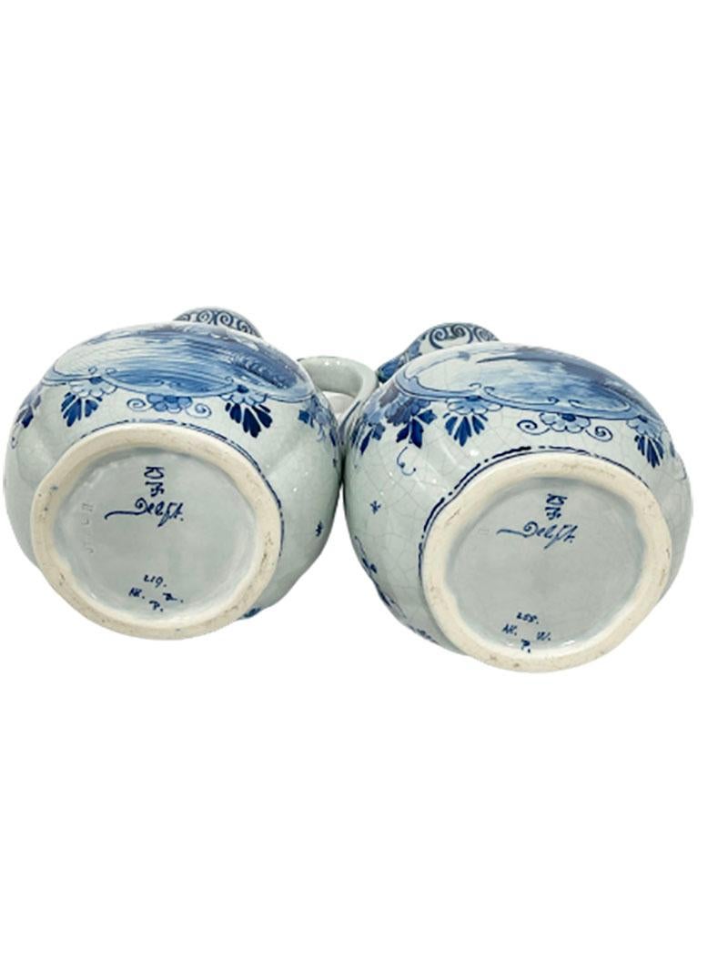 Poterie Pichets à lobes ovales en porcelaine hollandaise de Delft Fles avec poignées, 1894 en vente