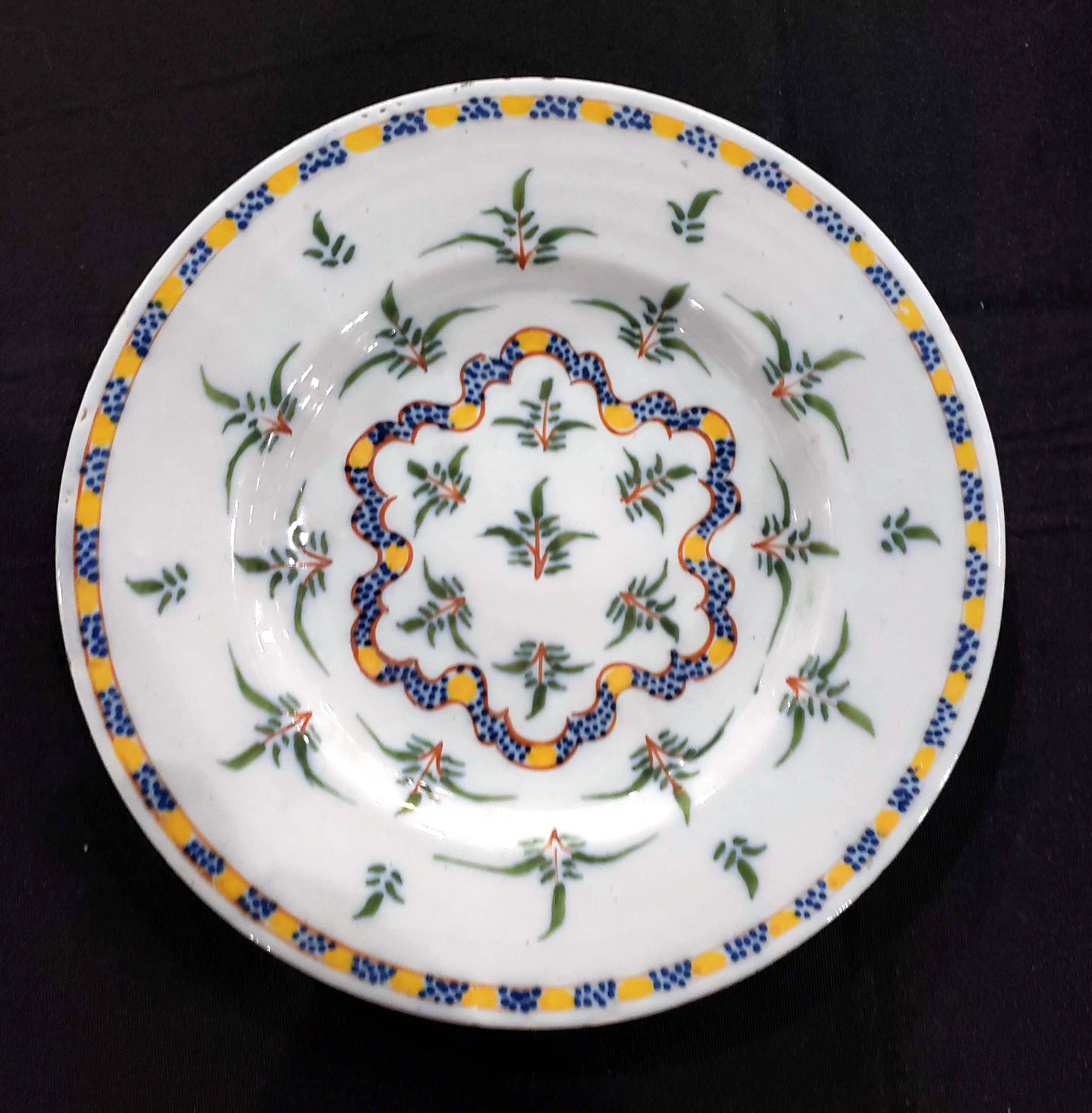 Dutch Delft Set of Six Dinner Plates with Plants and Ribbon In Good Condition For Sale In Downingtown, PA