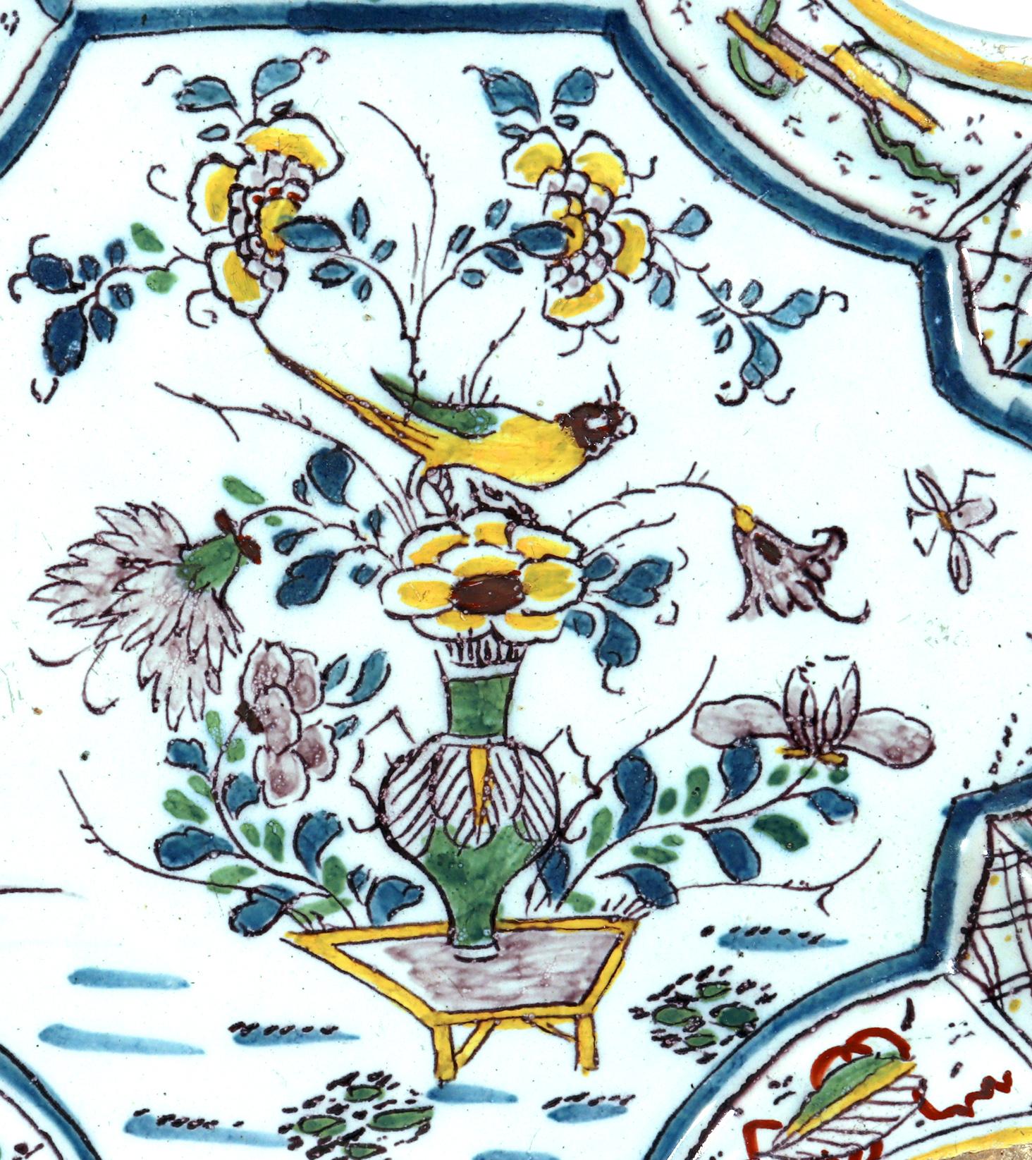 18. Jahrhundert Niederländisch Delft Geformt Chinoiserie Polychrome Plaque im Zustand „Gut“ im Angebot in Downingtown, PA
