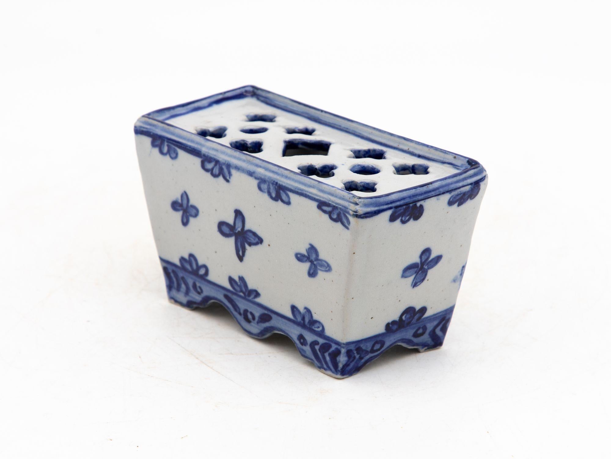 Francese Mattone a fiore in ceramica blu e bianca in stile Delft olandese, Francia, inizio 20° secolo. in vendita