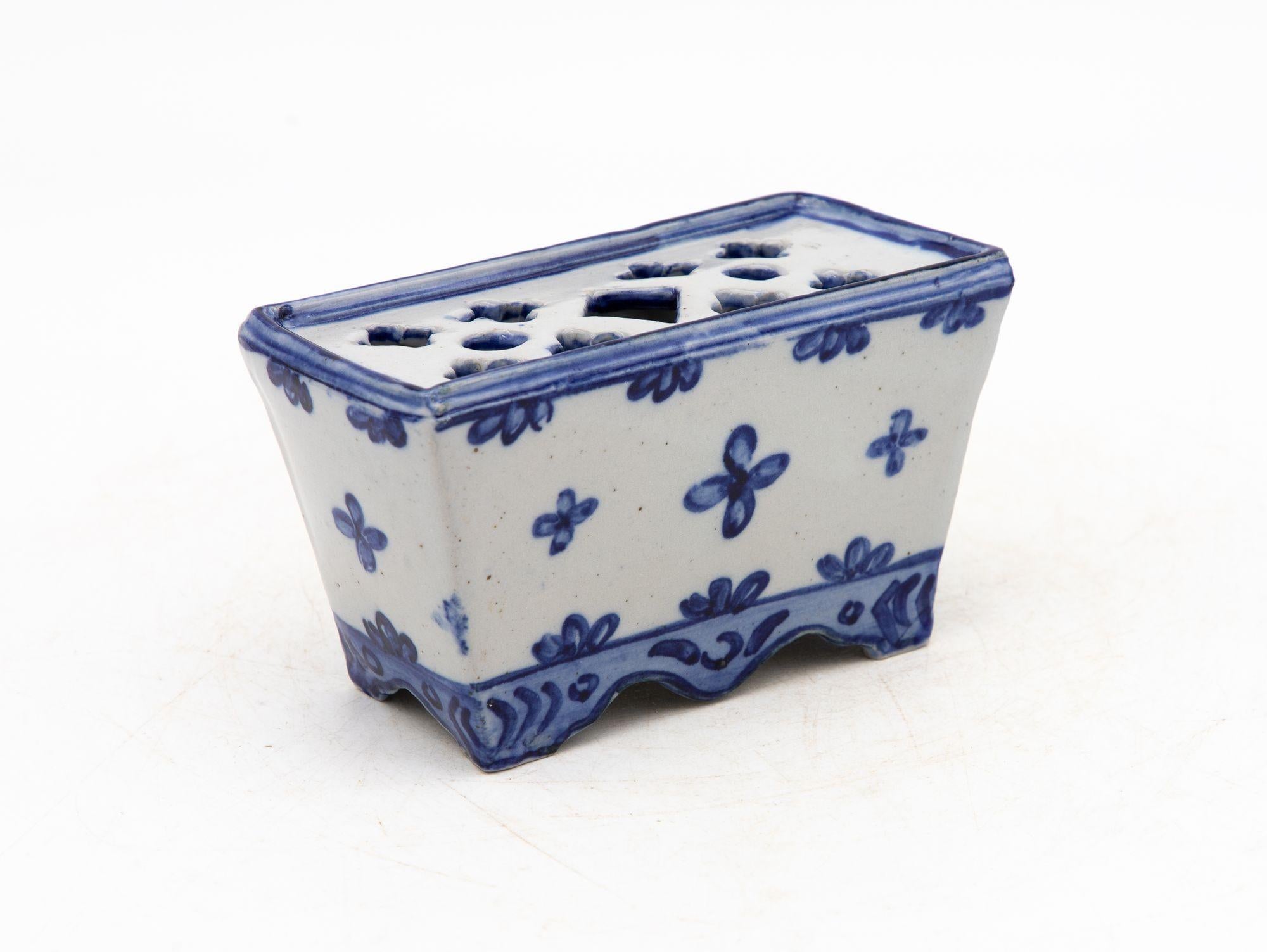 Mattone a fiore in ceramica blu e bianca in stile Delft olandese, Francia, inizio 20° secolo. In condizioni buone in vendita a South Salem, NY