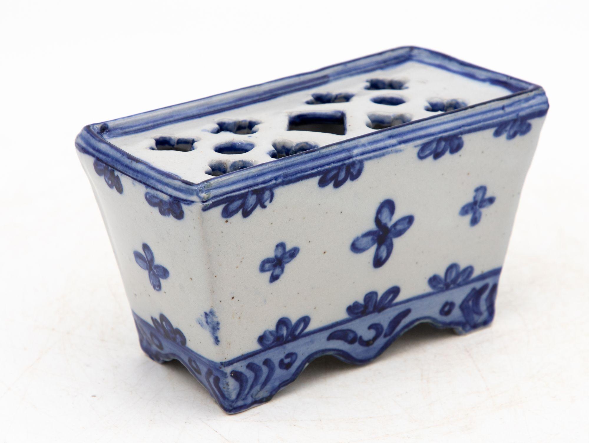XX secolo Mattone a fiore in ceramica blu e bianca in stile Delft olandese, Francia, inizio 20° secolo. in vendita