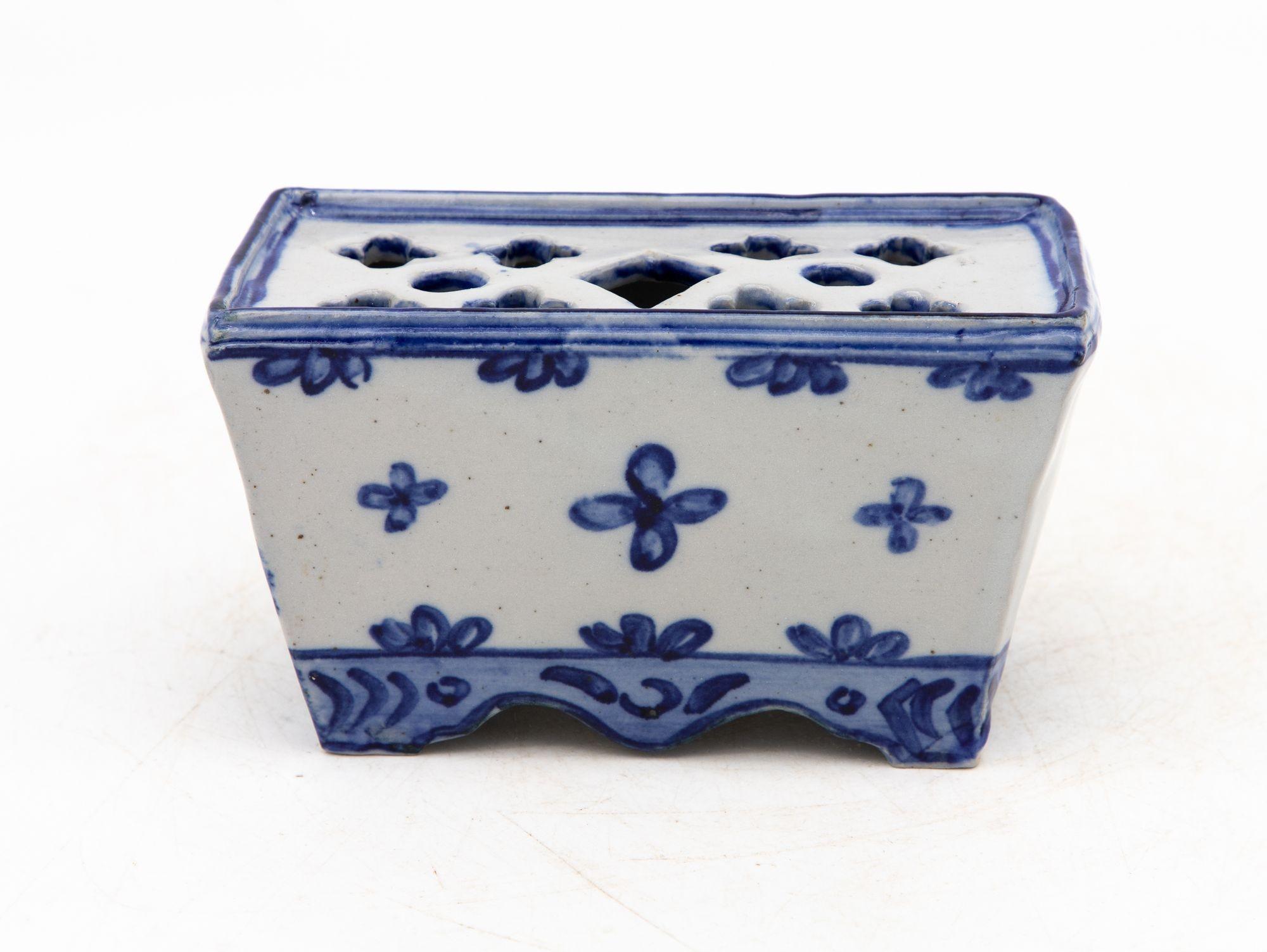 Grès porcellanato Mattone a fiore in ceramica blu e bianca in stile Delft olandese, Francia, inizio 20° secolo. in vendita