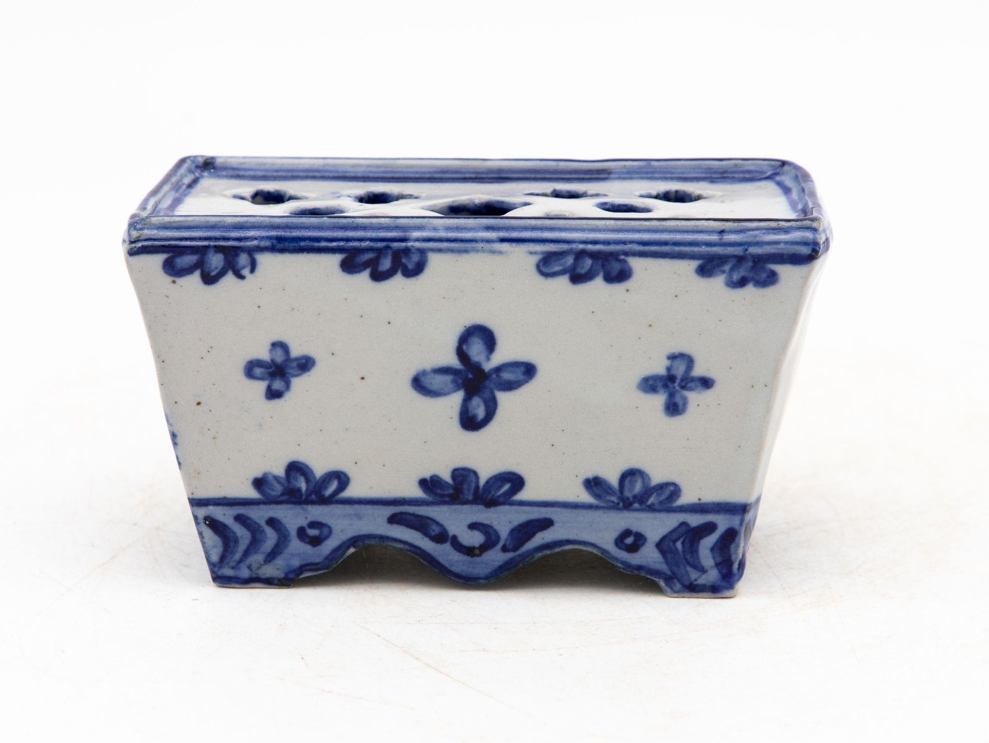 Mattone a fiore in ceramica blu e bianca in stile Delft olandese, Francia, inizio 20° secolo. in vendita 1