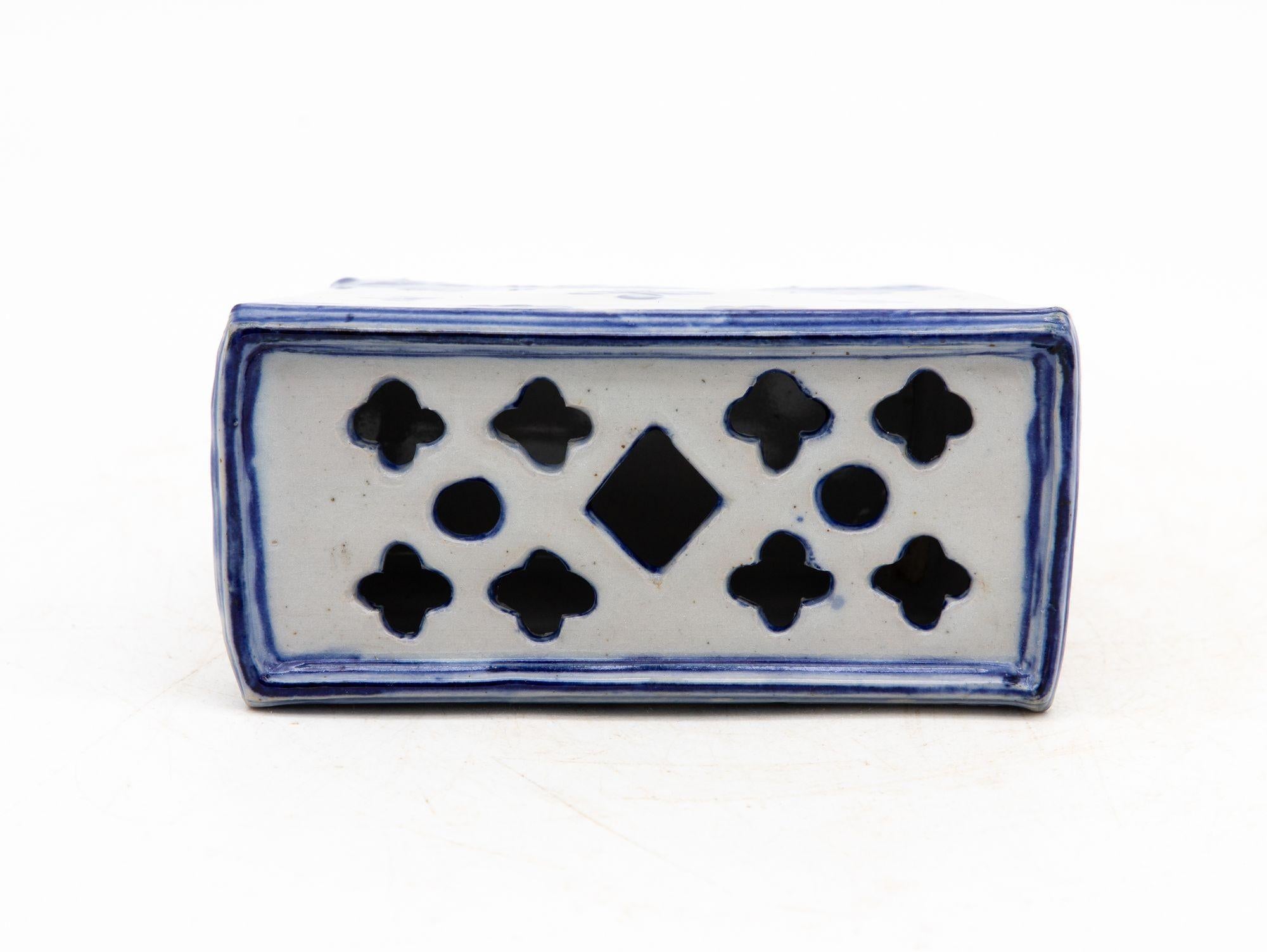 Mattone a fiore in ceramica blu e bianca in stile Delft olandese, Francia, inizio 20° secolo. in vendita 2