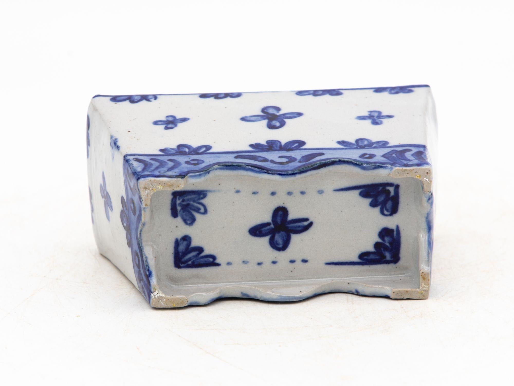 Mattone a fiore in ceramica blu e bianca in stile Delft olandese, Francia, inizio 20° secolo. in vendita 3
