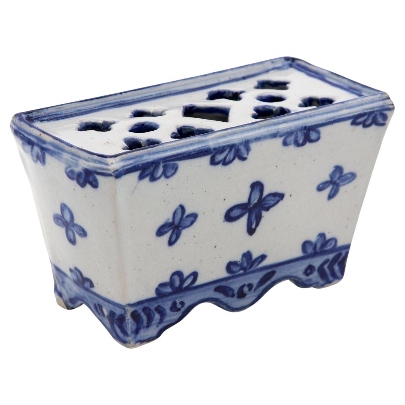 Mattone a fiore in ceramica blu e bianca in stile Delft olandese, Francia, inizio 20° secolo.