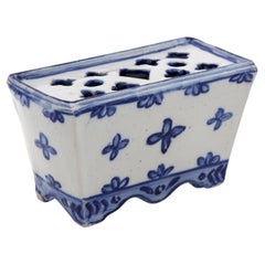 Mattone a fiore in ceramica blu e bianca in stile Delft olandese, Francia, inizio 20° secolo.