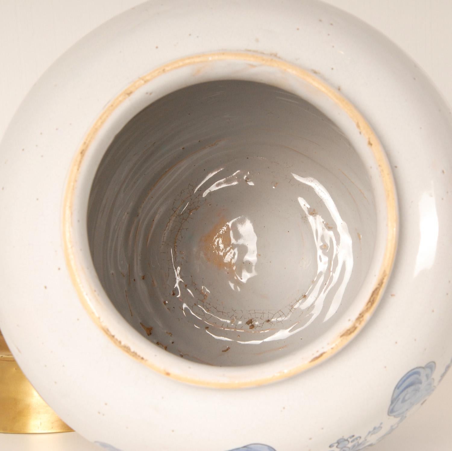 Niederländisches Delfter Tabakglasiertes Keramikgefäß The Claw in Blau und Weiß   im Angebot 1