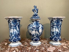 Juego de jarrones de tres piezas de Delft holandés con perro y loro, Siglo XVIII