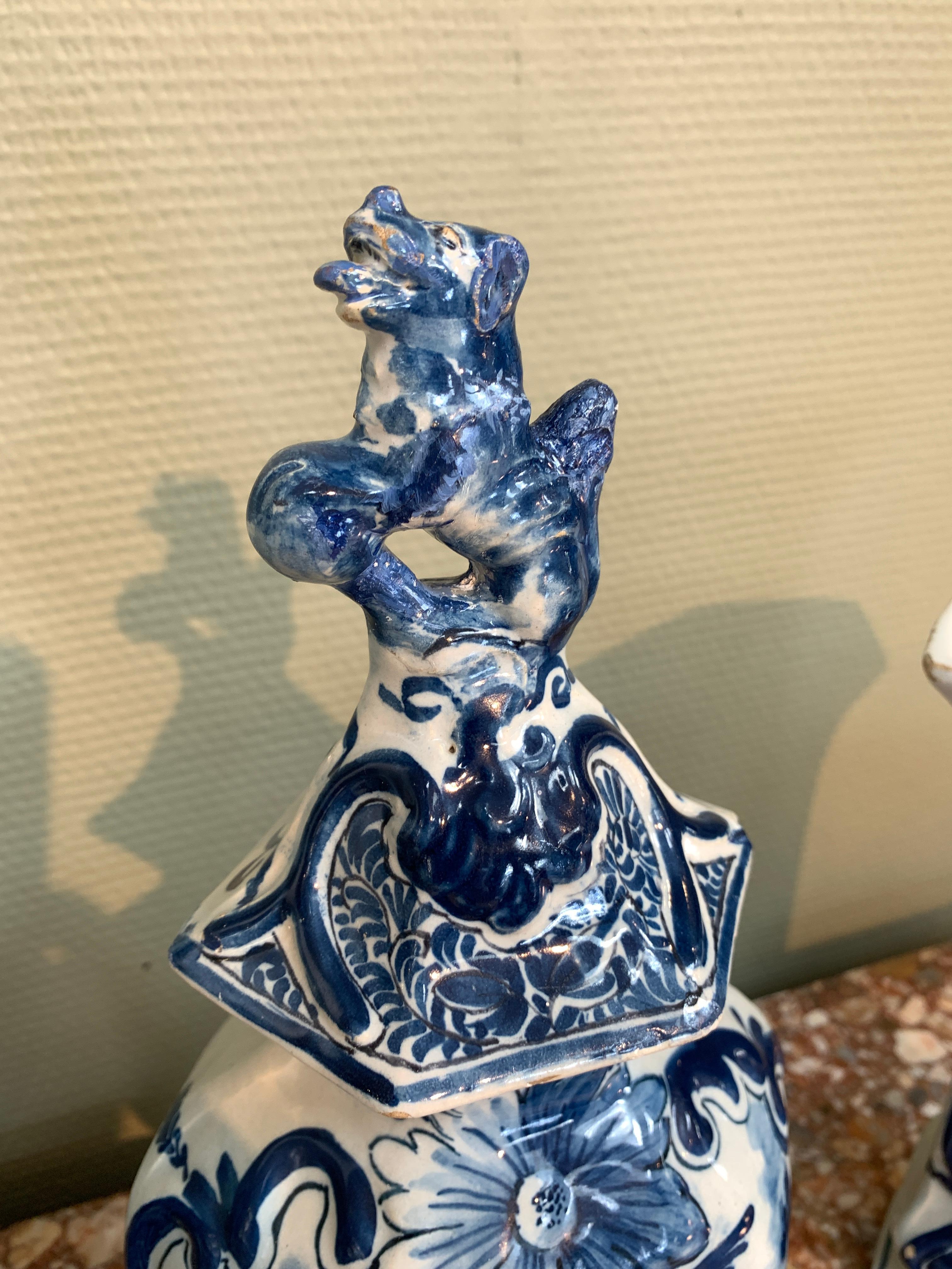 Milieu du XVIIIe siècle Garniture hollandaise de Delft trois pièces avec chien et perroquet, ensemble de vases, 18ème siècle en vente