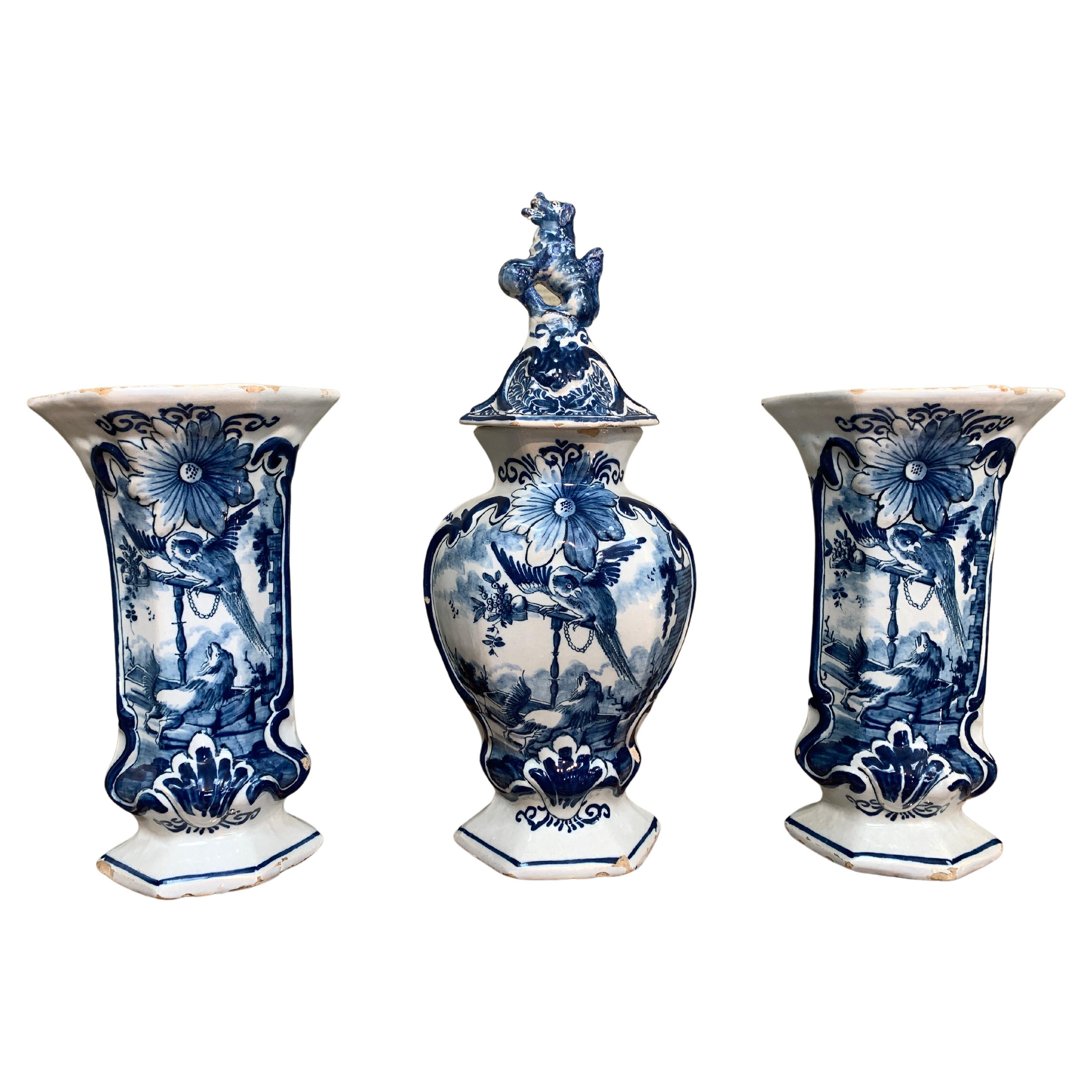 Garniture hollandaise de Delft trois pièces avec chien et perroquet, ensemble de vases, 18ème siècle en vente