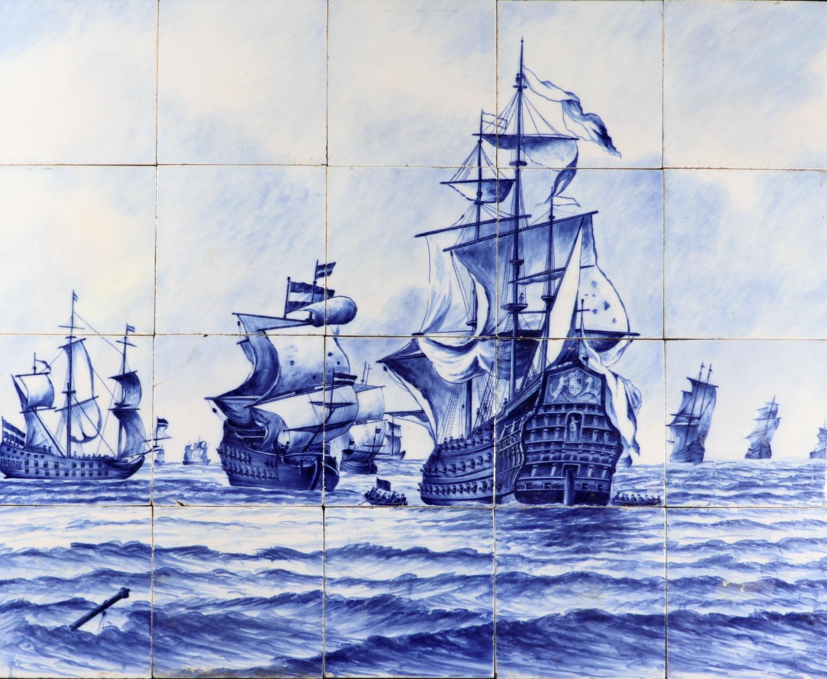 Carreau hollandais de Delft, grande image d'une flotte de navires,
19ème siècle

Le tableau de 20 carreaux bleu et blanc en faïence étamée de Delft représente une flotte hollandaise de navires en haute mer.  Onze navires de guerre différents sont