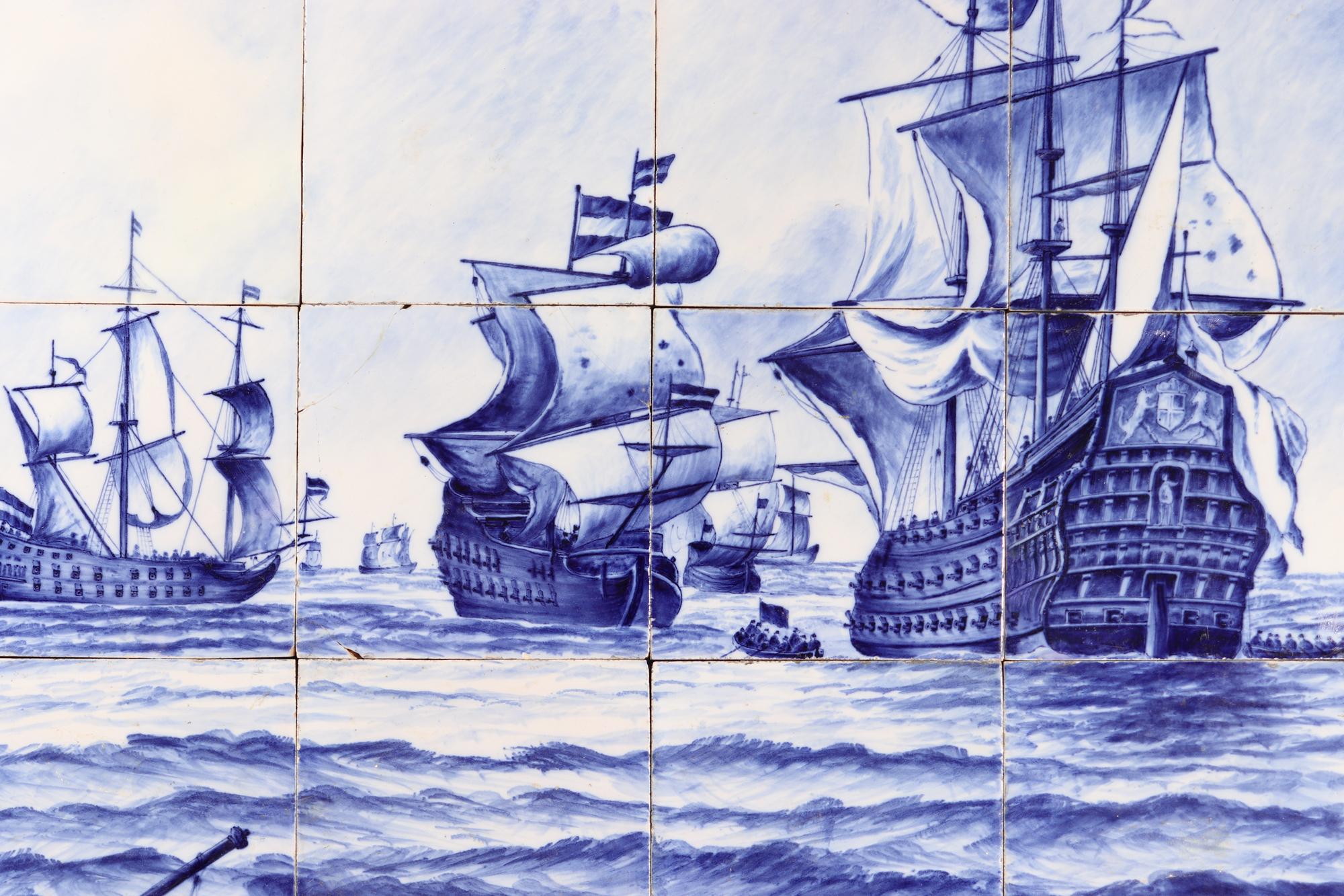 XIXe siècle Carreau hollandais de Delft - Grande image d'une flotte de navires en vente