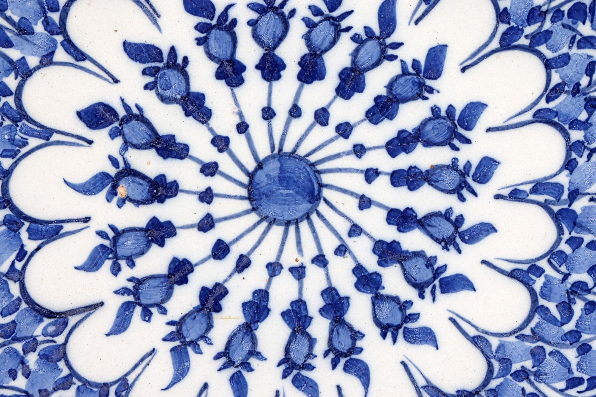 Niederländische Delfter Zinn glasierte blau-weiße Kunstkeramik-Wandteller (18. Jahrhundert) im Angebot
