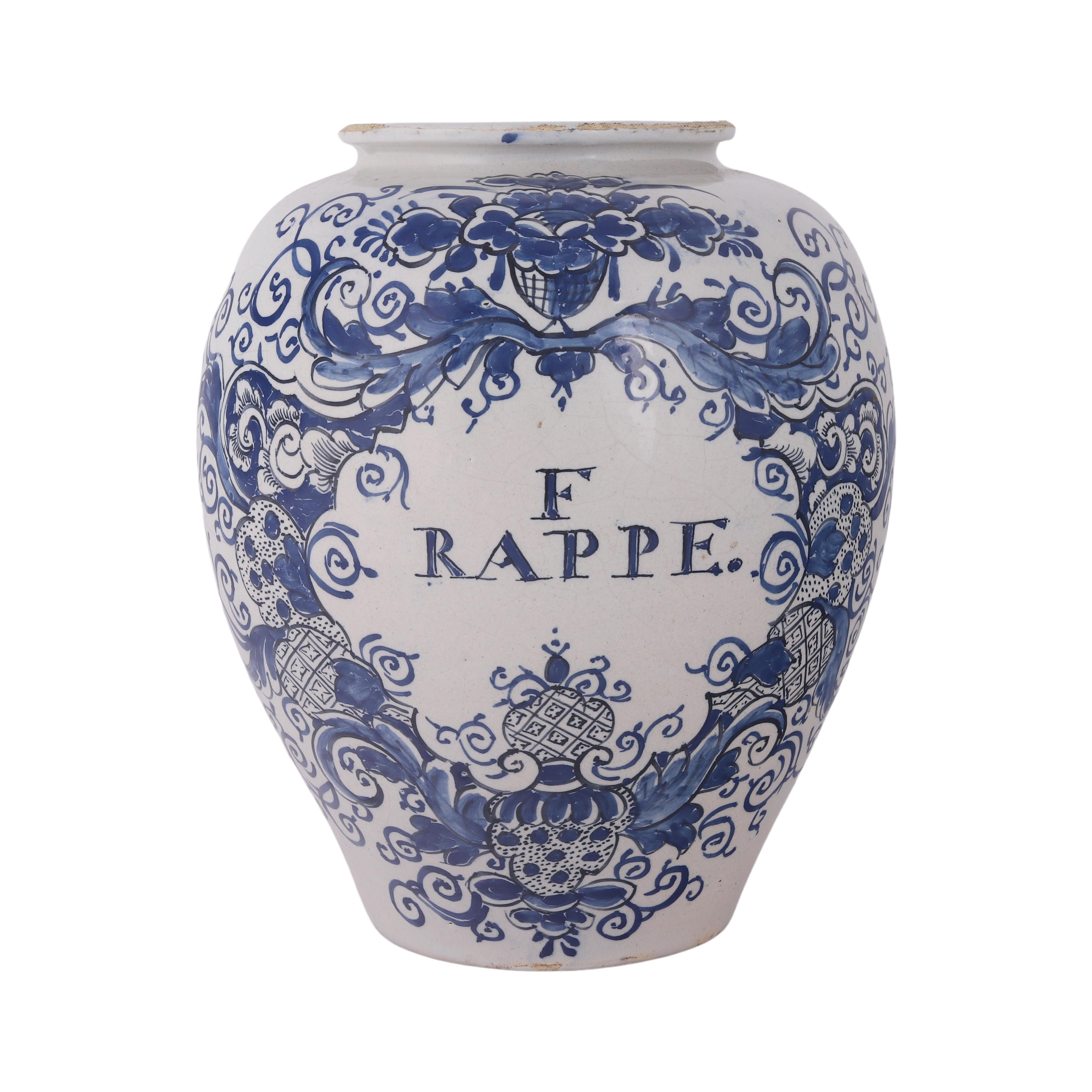 Origine : Delft
Date :   Seconde moitié du XVIIIe siècle
Atelier inconnu

Un véritable pot à tabac bleu et blanc pour le stockage du tabac à priser.
Le nom de la marque : F Rappe, est peint dans un cartouche floral. Rappé est le mot français pour