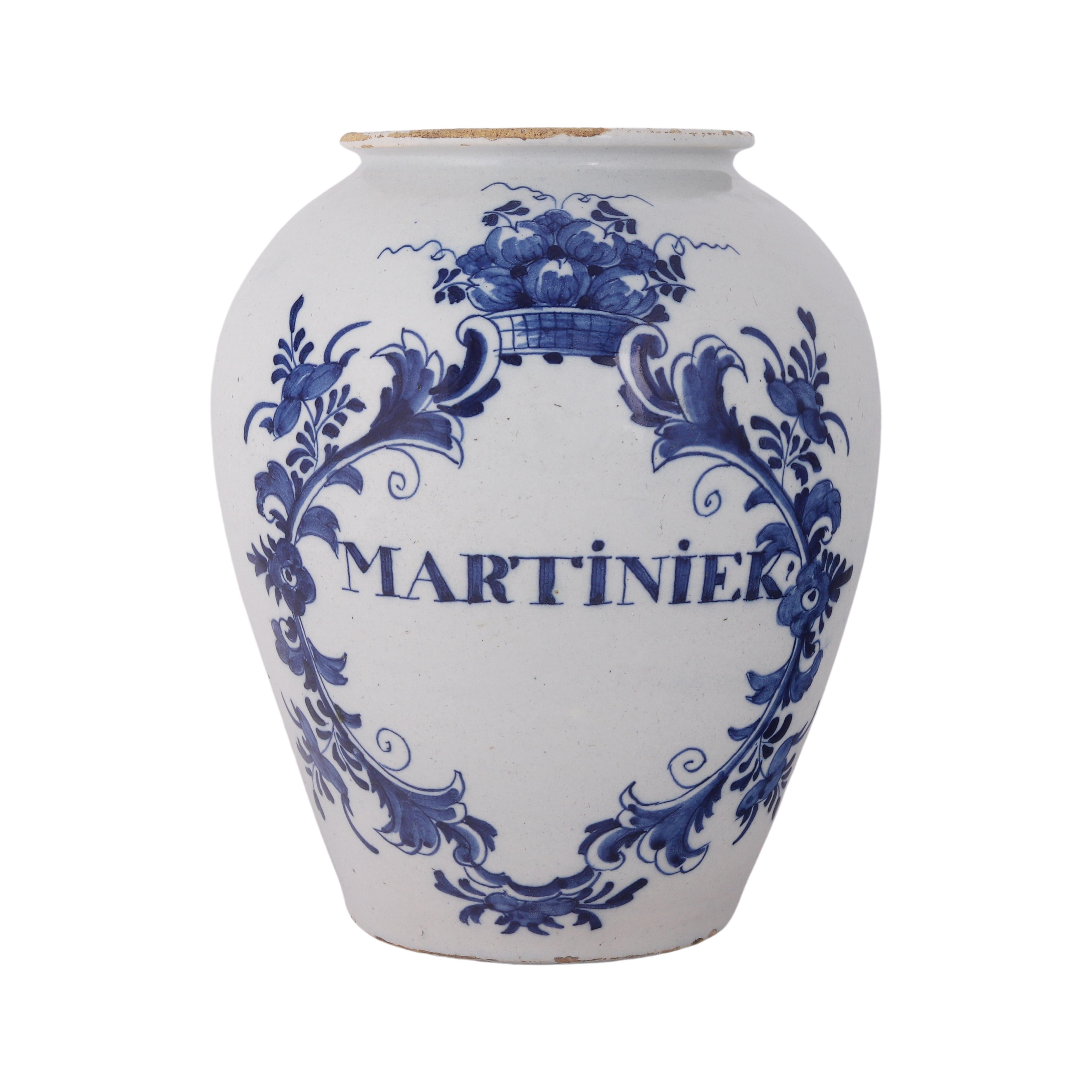 Origen: Delft
Date:   Segunda mitad del siglo XVIII
Taller: De Lampetkan

Una auténtica tabaquera azul y blanca para guardar tabaco.
El nombre de la marca, Martiniek, está pintado en una cartela floral. La marca indica de qué región procede el