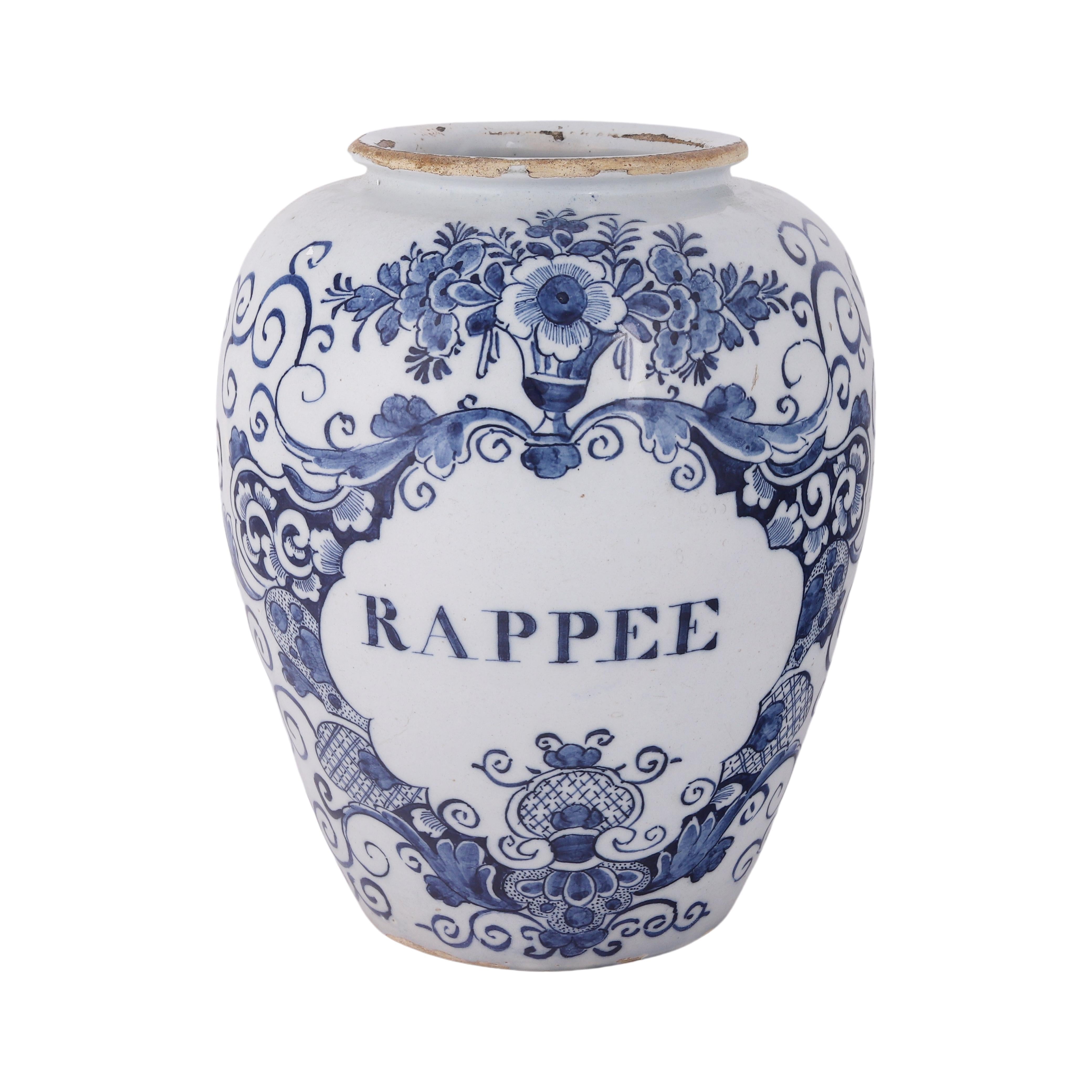 Origine : Delft
Date :   Seconde moitié du XVIIIe siècle
Atelier inconnu

Un véritable pot à tabac bleu et blanc pour le stockage du tabac à priser.
La marque : Rappee, est peint dans un cartouche floral. Rappé est le mot français pour tabac à