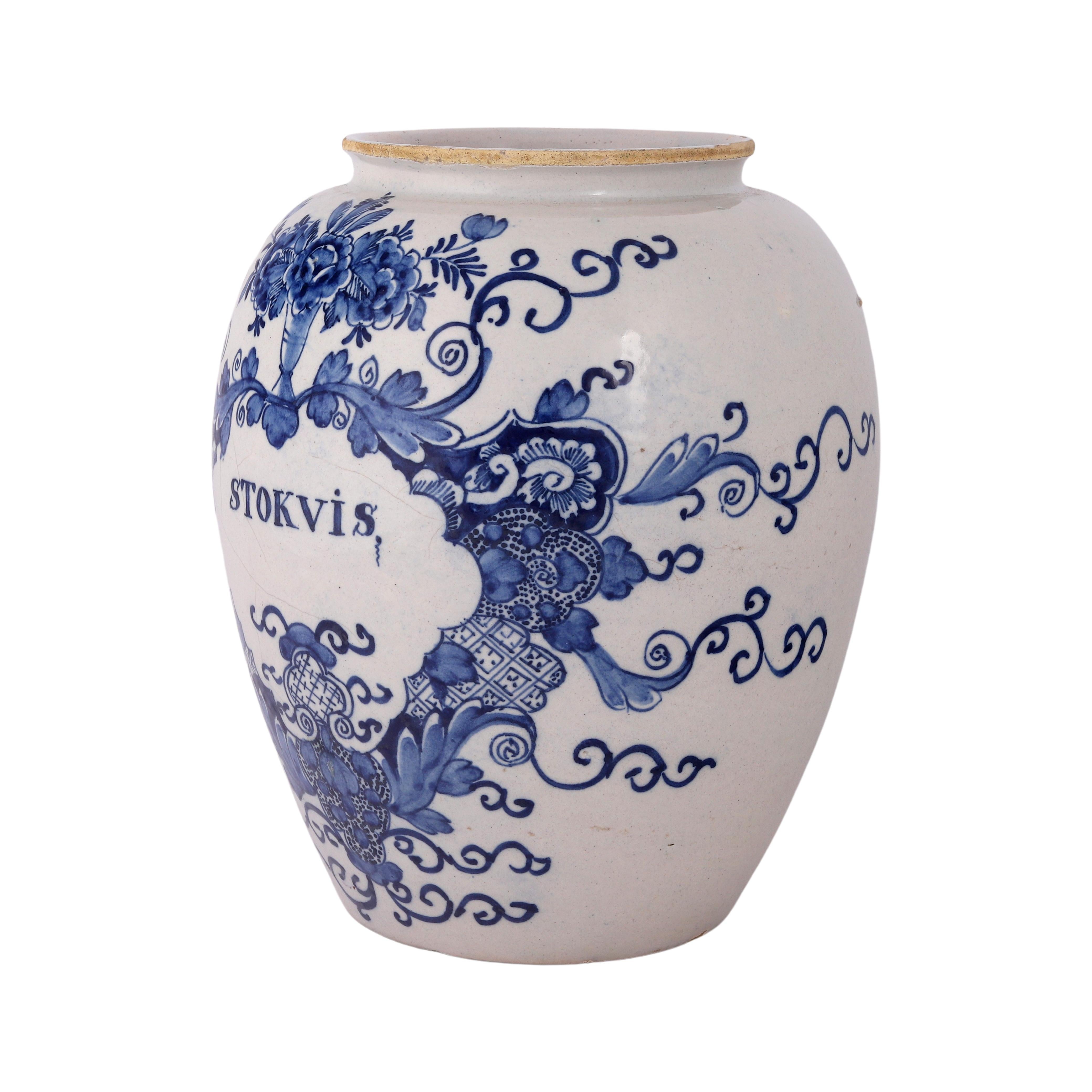 Origine : Delft
Date :   Seconde moitié du XVIIIe siècle
Atelier : De Porceleyne Bijl (La hache de porcelaine)

Un véritable pot à tabac bleu et blanc pour le stockage du tabac.
La jarre porte l'inscription du mélange de Stokvis, peint dans un