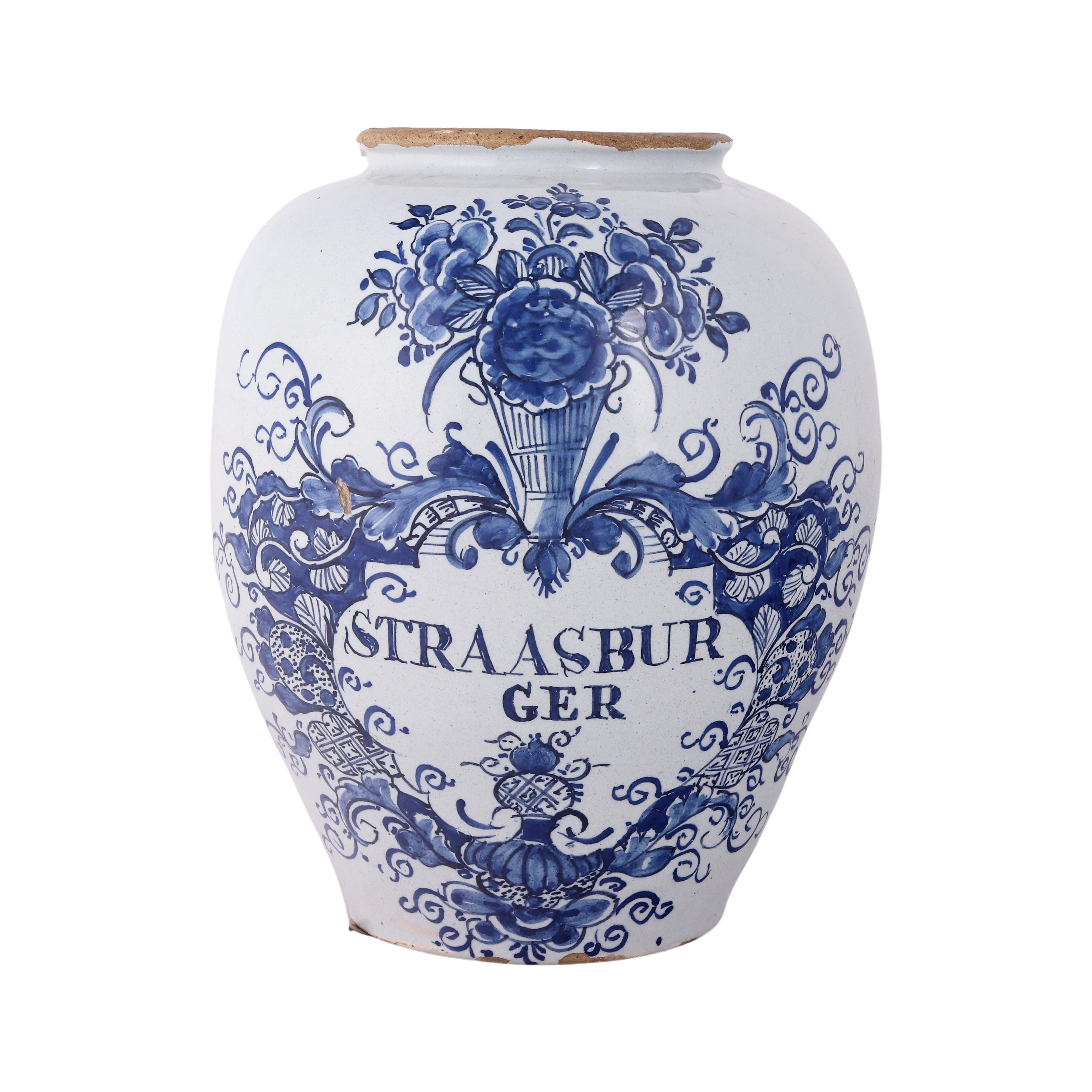 Origine: Delft
Data:   Seconda metà del XVIII secolo
Officina sconosciuta

Un autentico vaso da tabacco blu e bianco per la conservazione del tabacco.
Il nome del marchio: Straasburger, è dipinto in un cartiglio floreale. Il marchio si riferisce