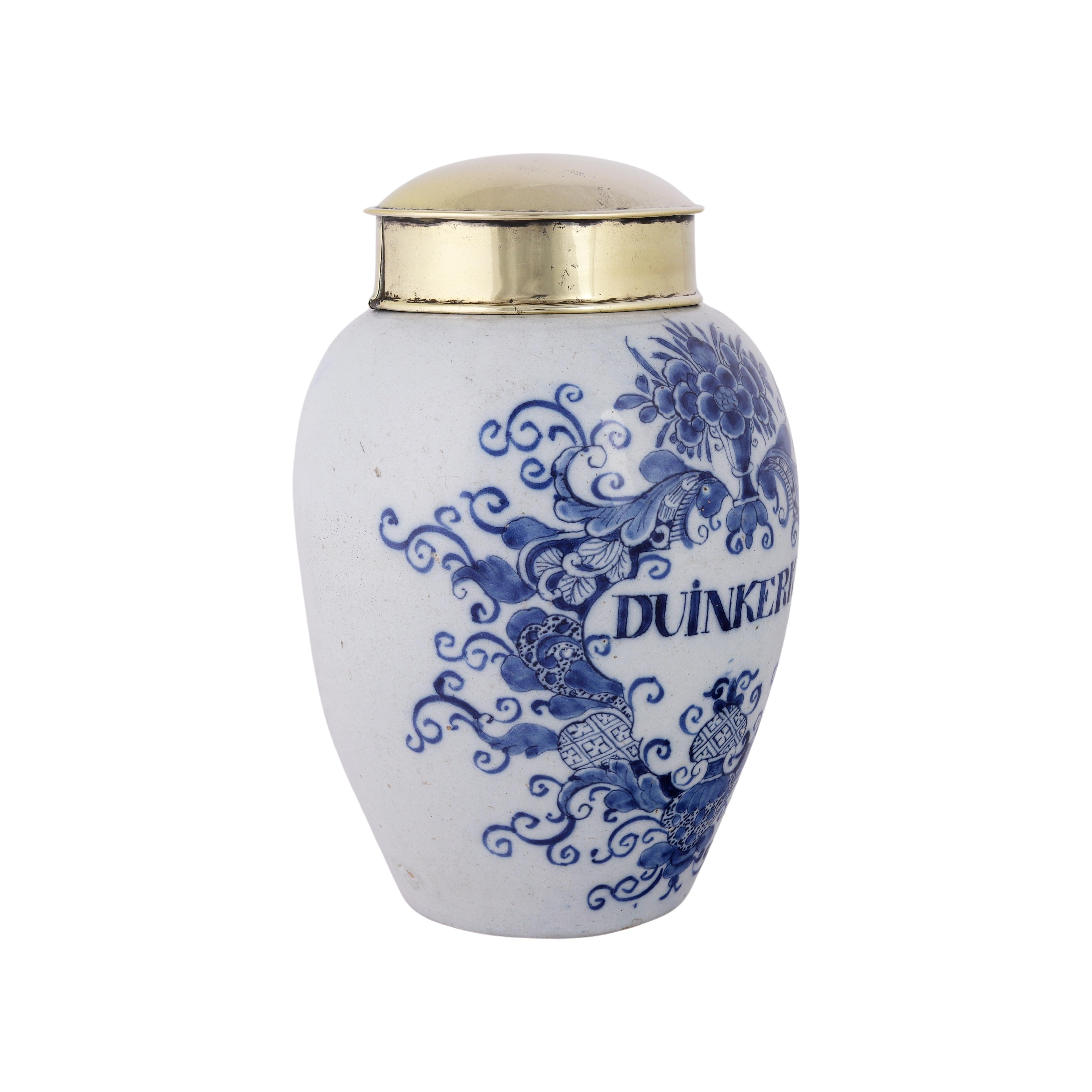 Origine : Delft
Date :   Seconde moitié du XVIIIe siècle
Atelier inconnu

Un véritable pot à tabac bleu et blanc pour le stockage du tabac avec un couvercle en laiton d'origine.
Le nom de la marque : Duinkerke, est peint dans un cartouche floral. La