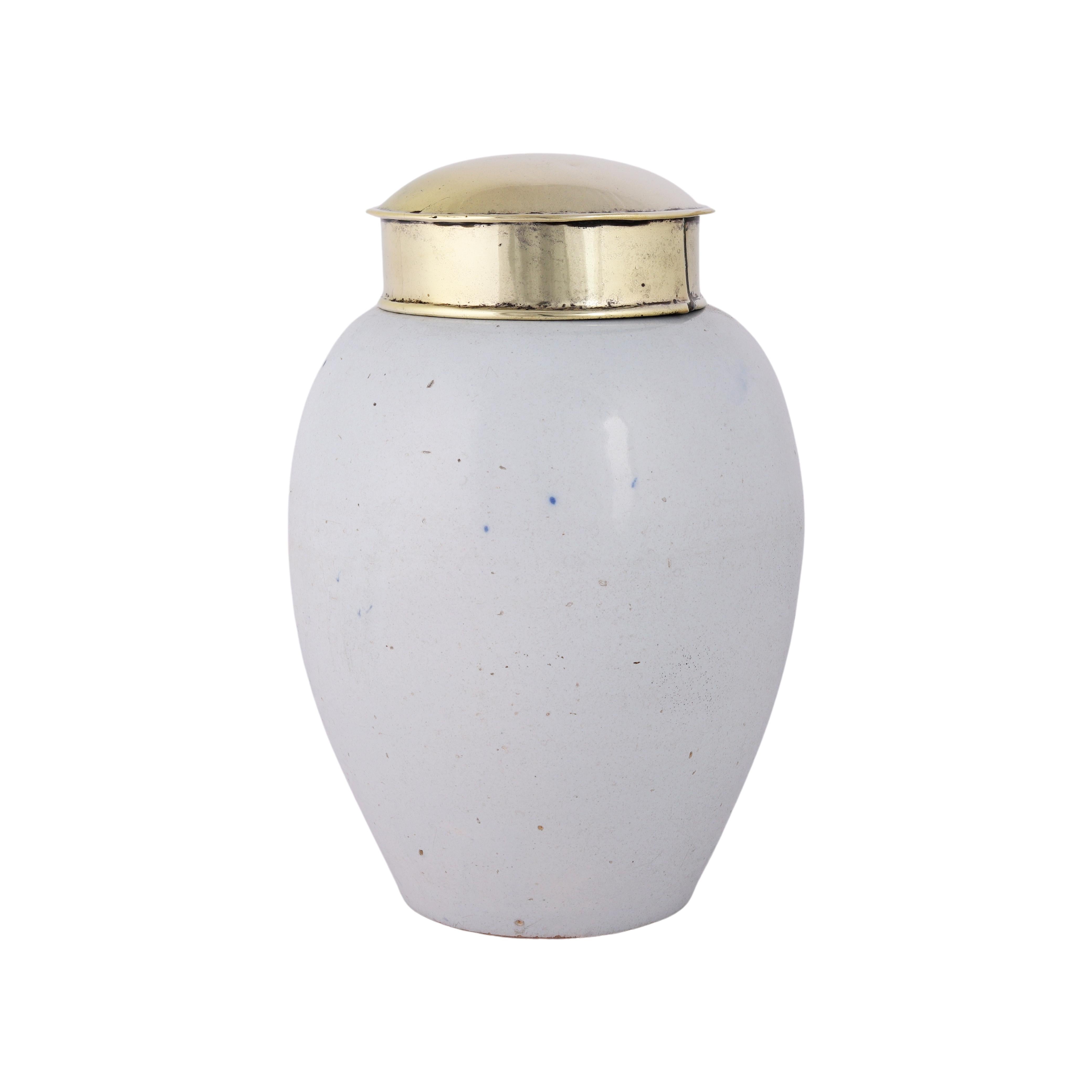 Rococo Pot à tabac de Delft avec couvercle en laiton d'origine : Duinkerke, 18ème siècle en vente