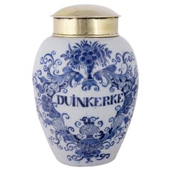 Bote de tabaco holandés de Delft con tapa original de latón: Duinkerke, Siglo XVIII
