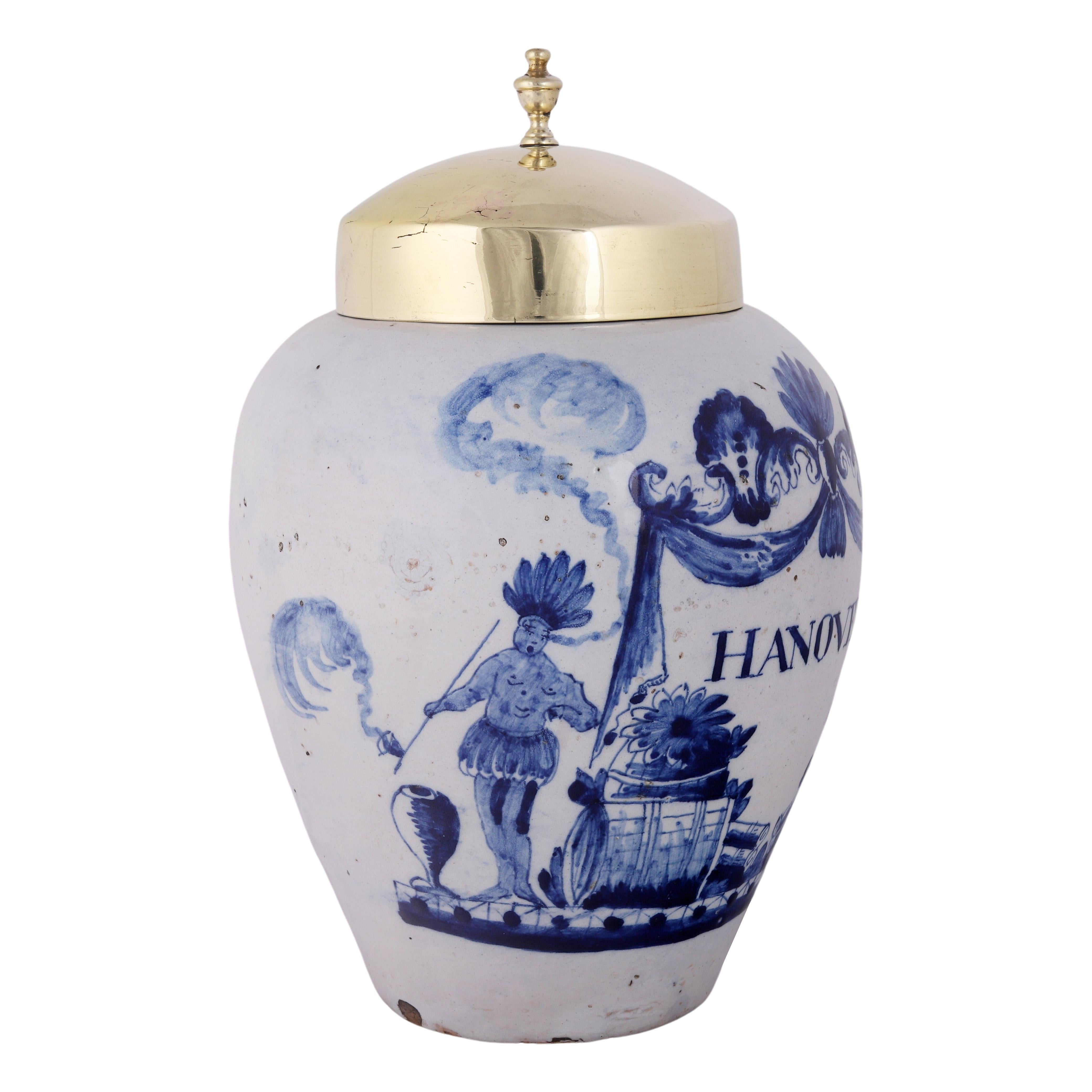 Origine : Delft
Date :   Seconde moitié du XVIIIe siècle
Atelier : De Vergulde Bloempot (Le pot de fleurs doré)

Un véritable pot à tabac bleu et blanc pour le stockage du tabac avec un couvercle en laiton d'origine.
La jarre porte l'inscription