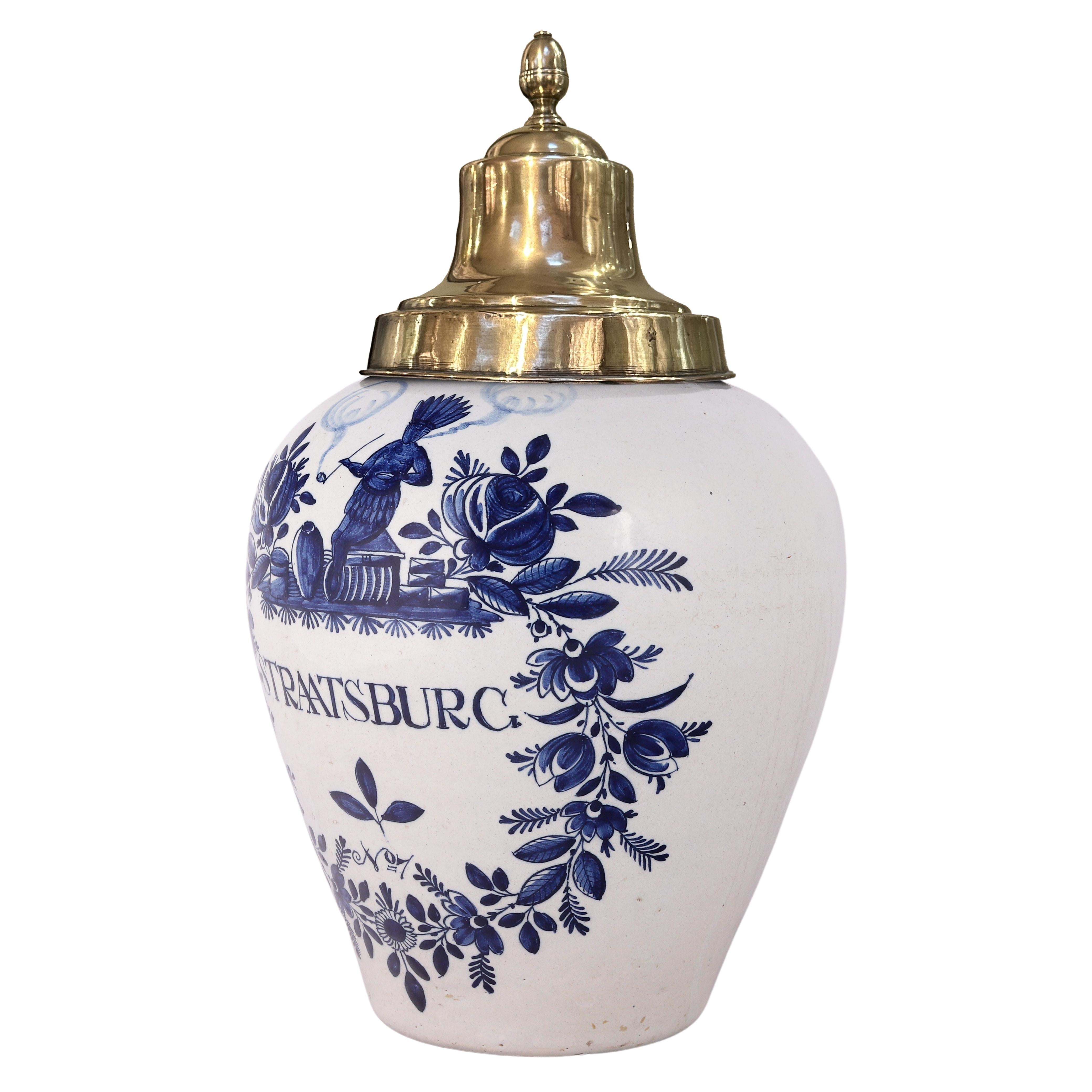 Rococo Pot à tabac de Delft avec couvercle en laiton d'origine : Straatsburg, 18ème siècle en vente