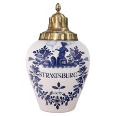 Bote de tabaco holandés de Delft con tapa original de latón: Straatsburg, Siglo XVIII