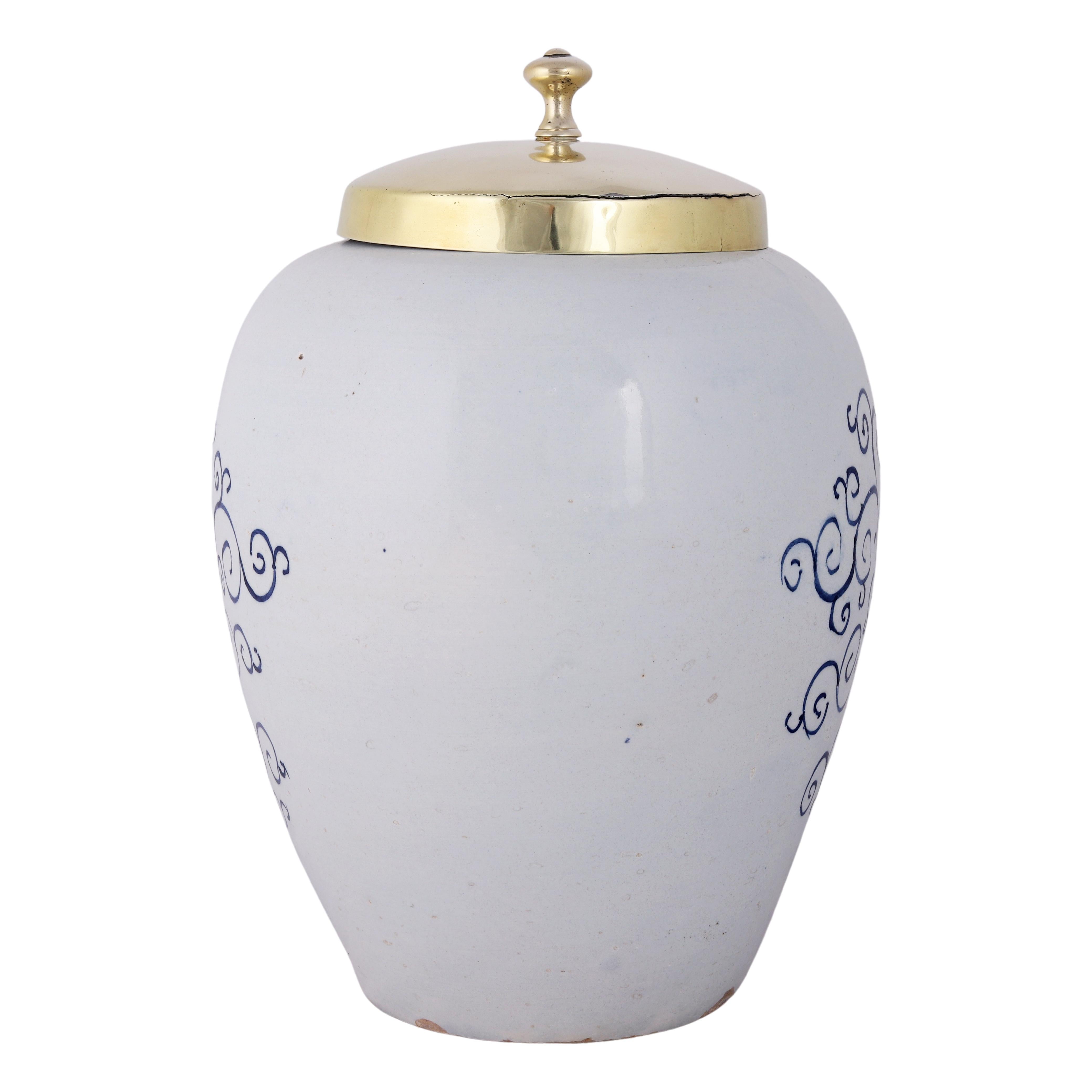Rococo Pot à tabac de Delft avec couvercle en laiton d'origine : Tonka, 18ème siècle en vente