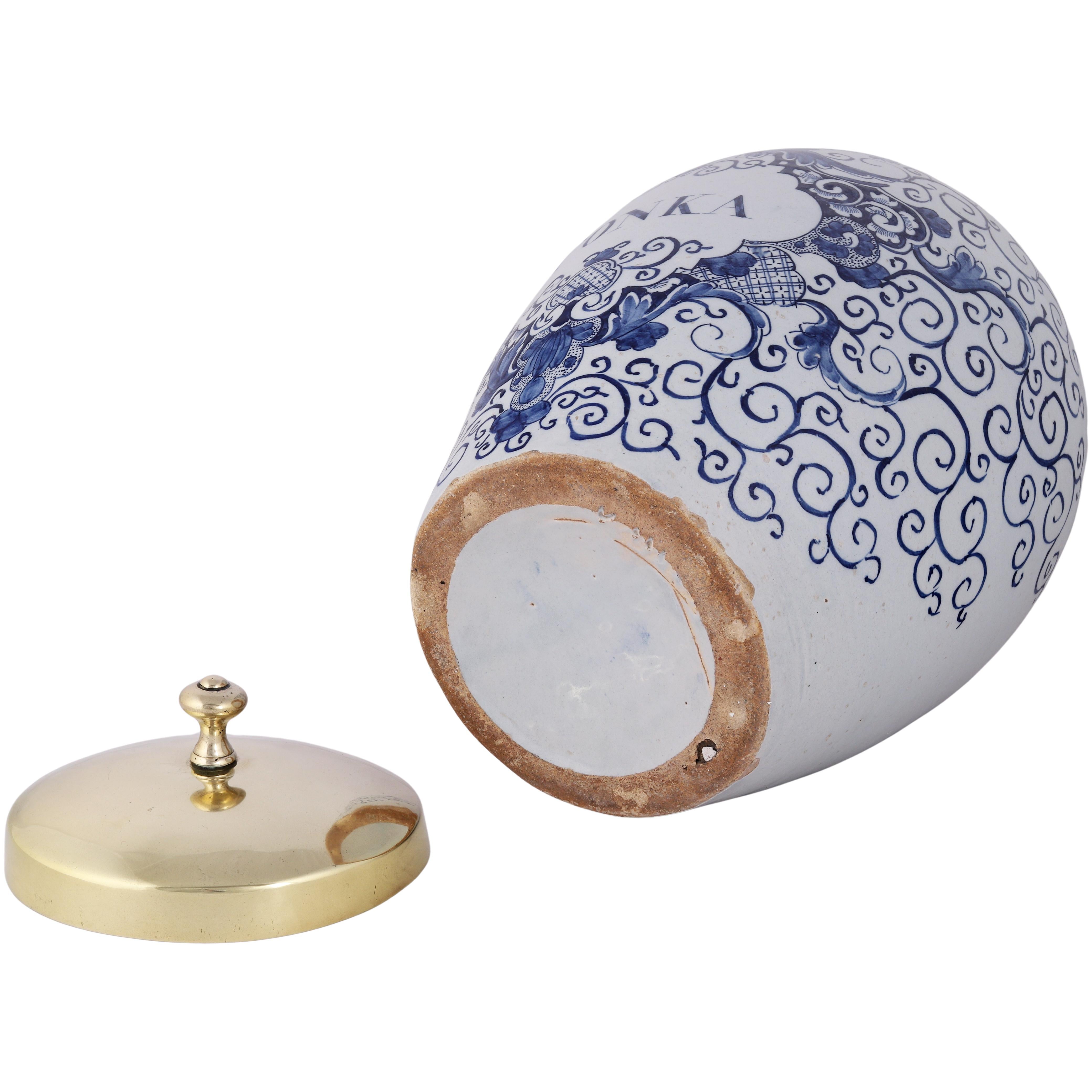 Pot à tabac de Delft avec couvercle en laiton d'origine : Tonka, 18ème siècle Bon état - En vente à AMSTERDAM, NH