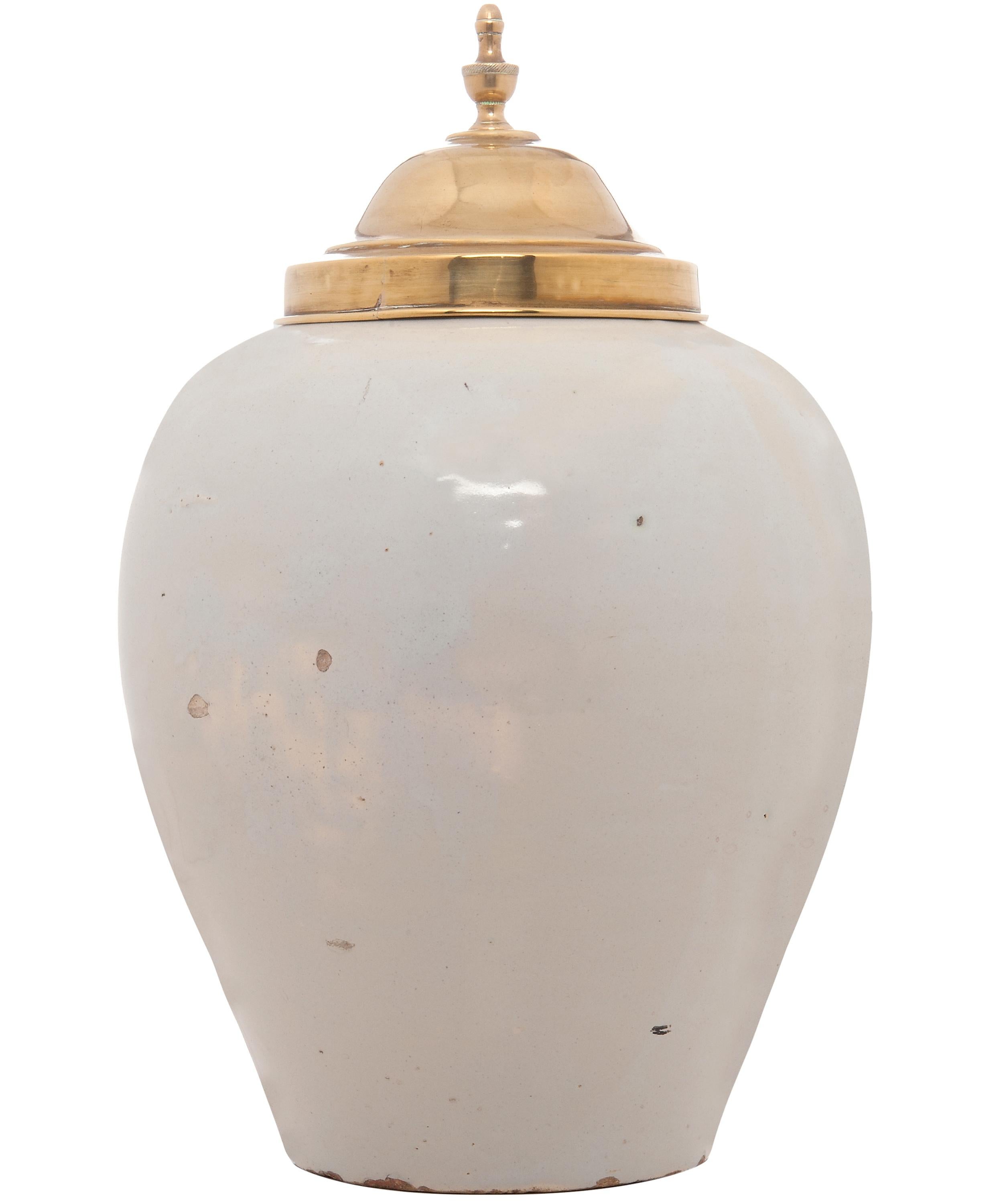 An ovoid vase body with a statue of Mercury in the middle of merchandise against a background of sea and ships. Inscriptions: 'De Hoop', 'Sigaren', 'Rappé' and 'No 7'.
Measurement with lid: 36cm. (14.20
