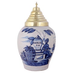 Tabaquera VOC holandesa de Delft con tapa original de latón: Nagelgeu, Siglo XVIII