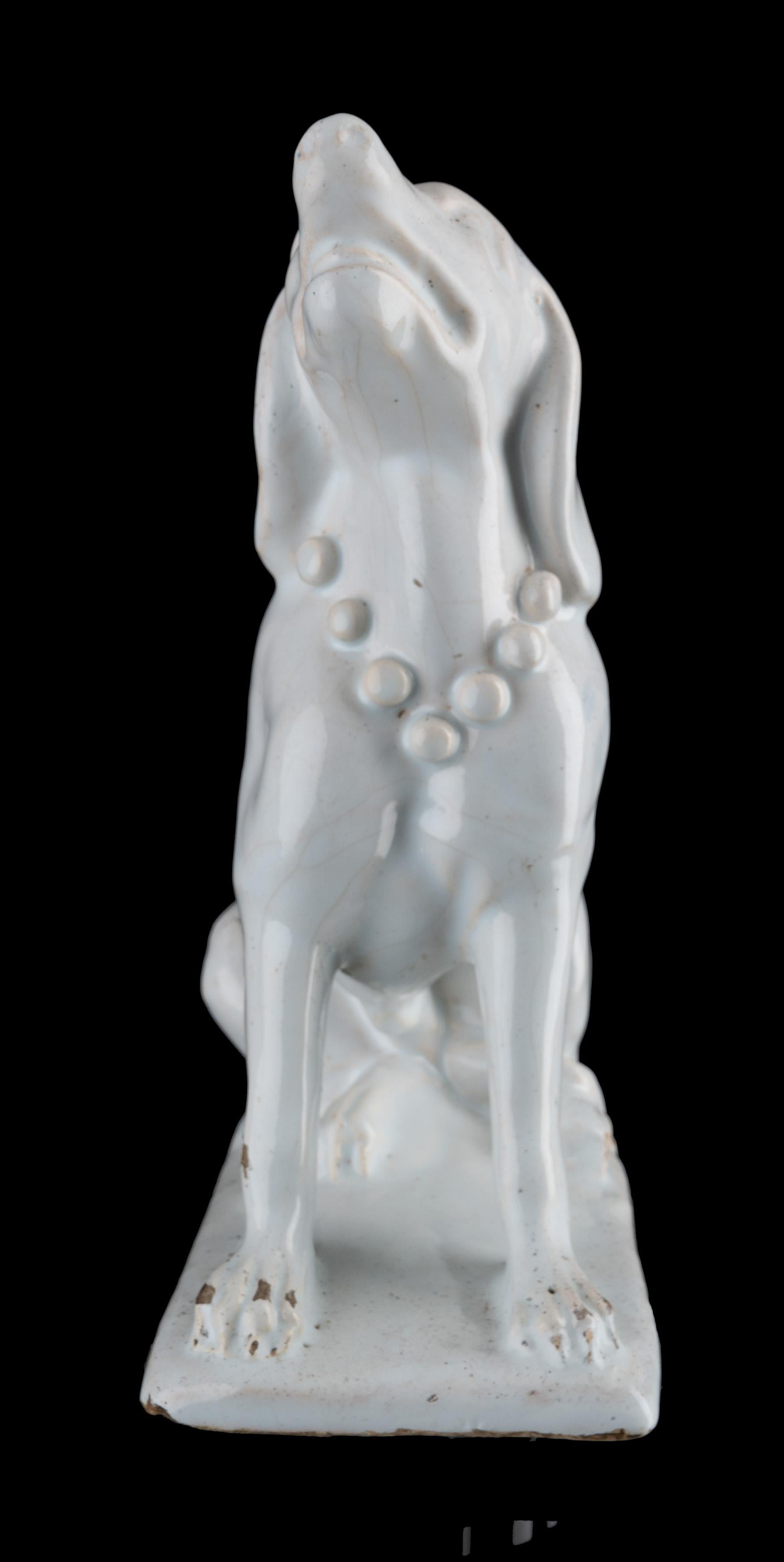 Niederländische Delfter Keramik Ein sitzender Hund. Delft 1725 - 1775 (Barock) im Angebot