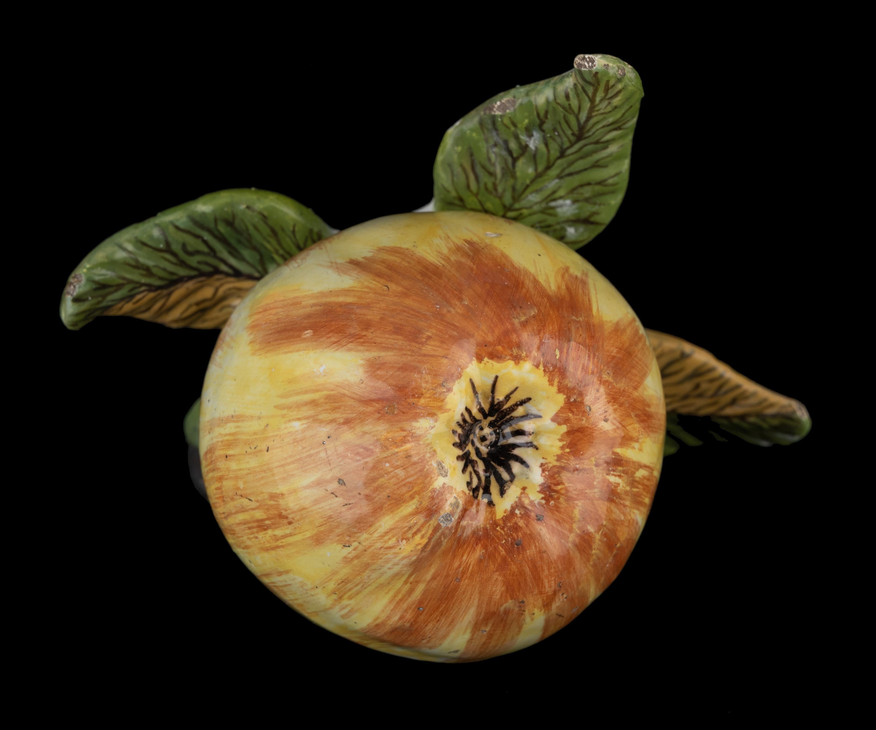Niederländische Delfter Keramik Apfel Delft, 1750-1780

Der Apfel mit Stiel ist auf einem Sockel aus Blättern modelliert und in realistischen Farben bemalt.  
Abmessungen: Höhe 8 cm, Länge 14,5 cm, Breite 12 cm. 

In der zweiten Hälfte des