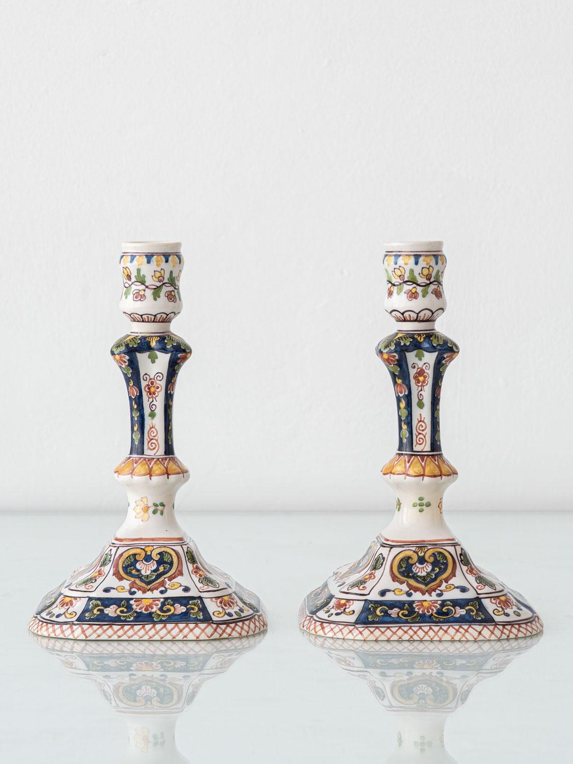 Coloniale olandese Coppia di candelieri olandesi in ceramica dipinta a mano, Royal Tichelaar Makkum, metà del XX secolo in vendita