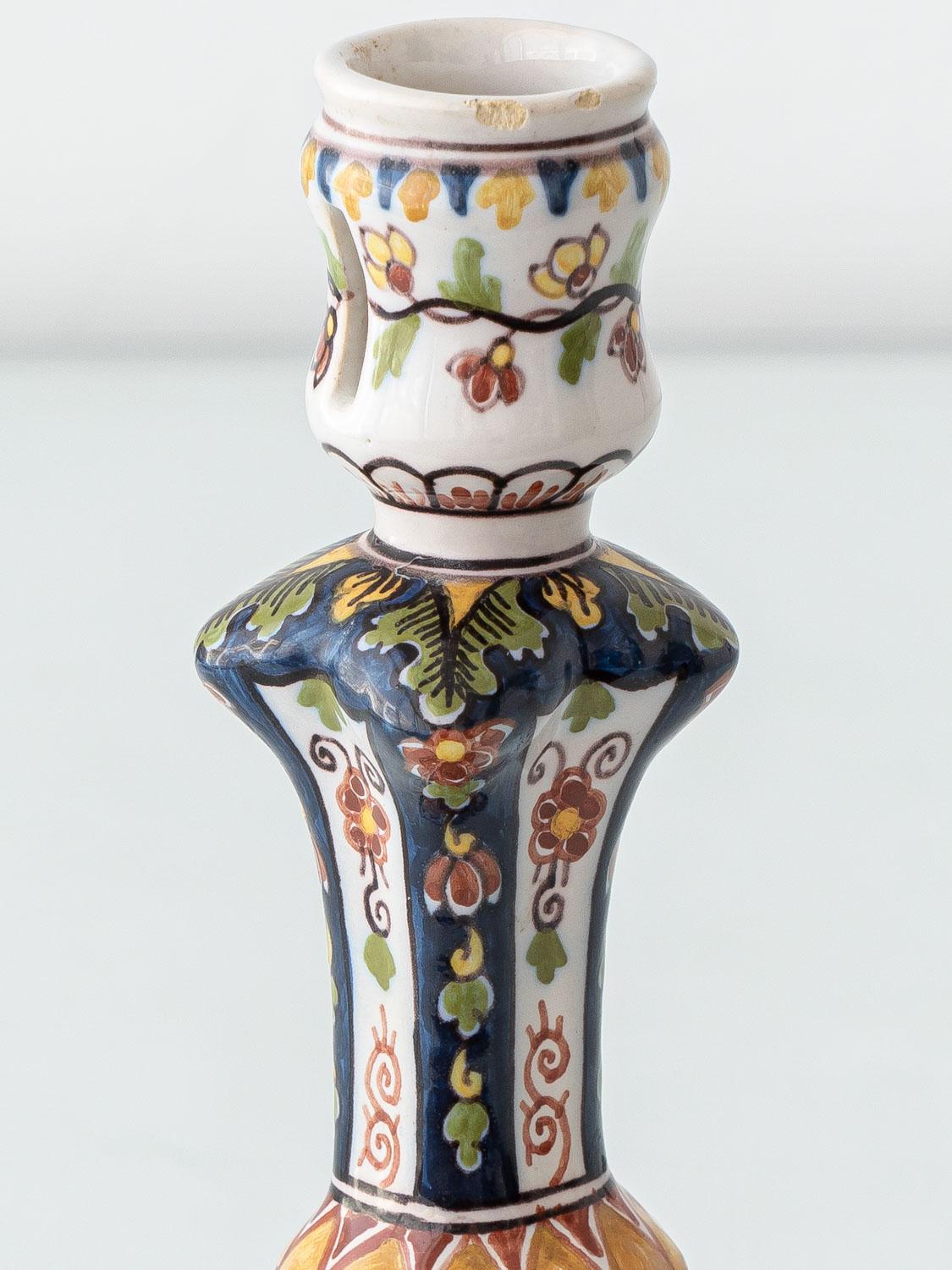 Olandese Coppia di candelieri olandesi in ceramica dipinta a mano, Royal Tichelaar Makkum, metà del XX secolo in vendita