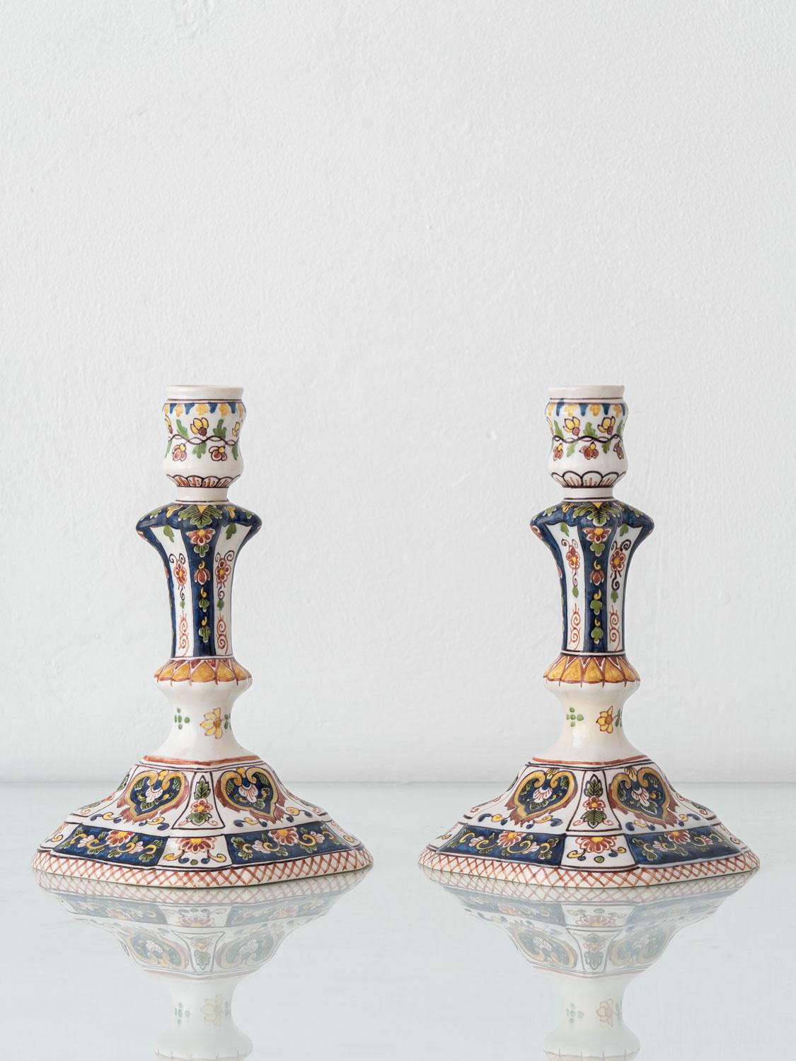 Smaltato Coppia di candelieri olandesi in ceramica dipinta a mano, Royal Tichelaar Makkum, metà del XX secolo in vendita