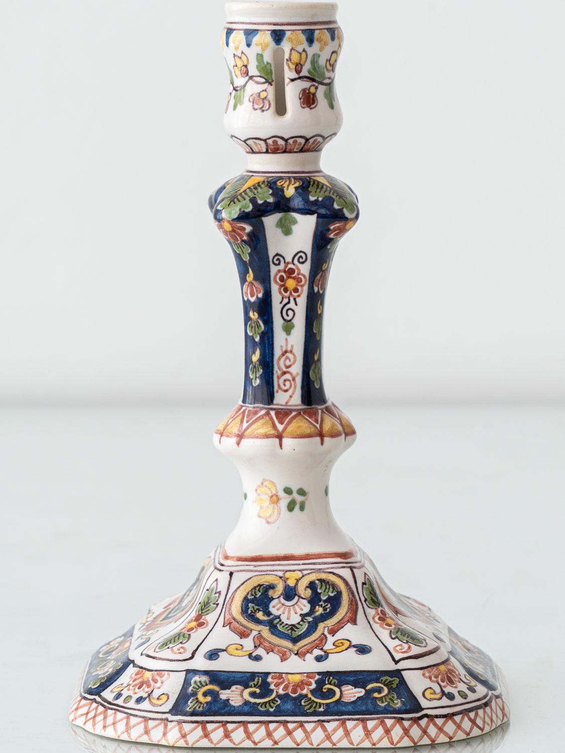 Ceramica Coppia di candelieri olandesi in ceramica dipinta a mano, Royal Tichelaar Makkum, metà del XX secolo in vendita