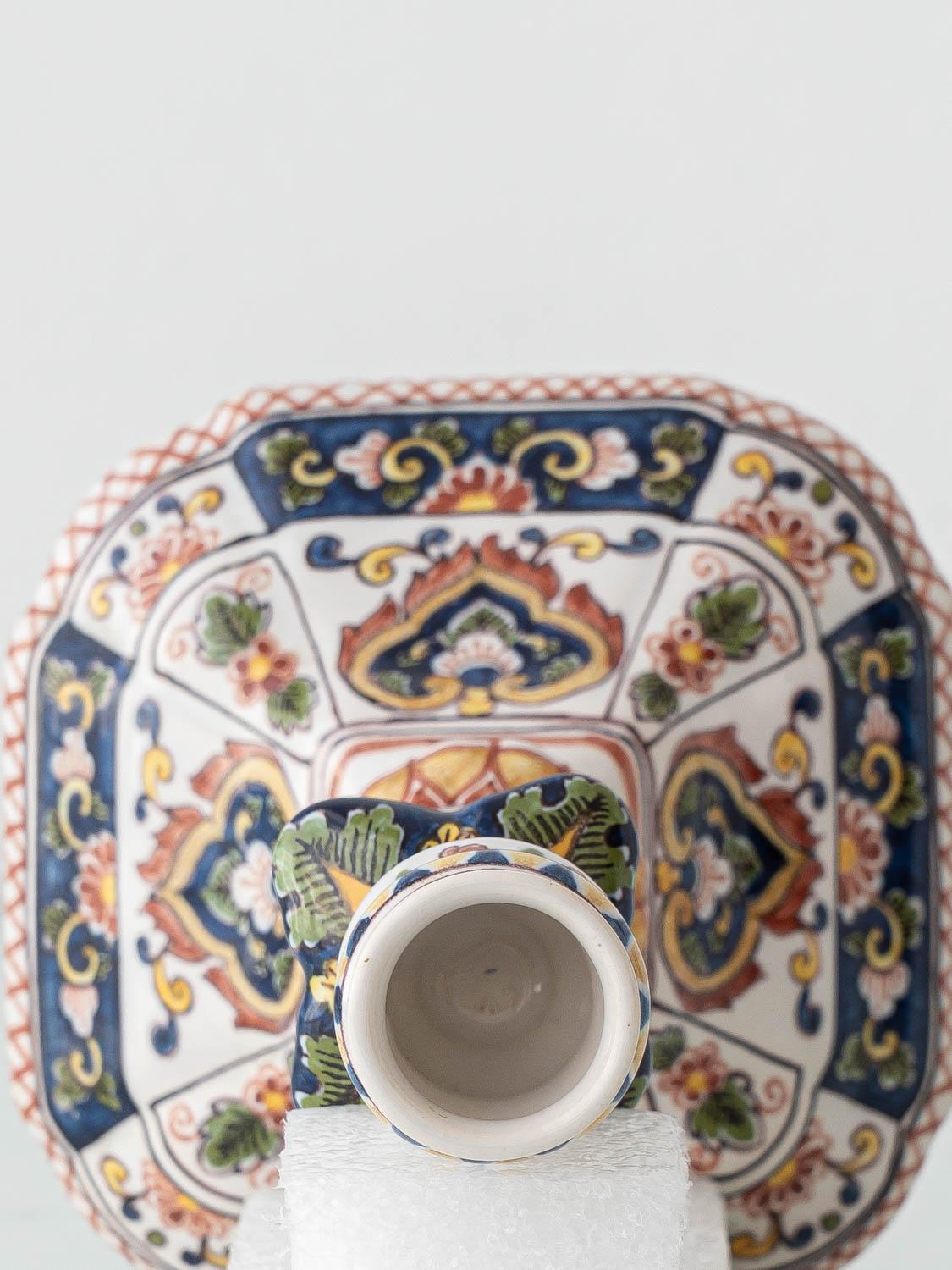 Coppia di candelieri olandesi in ceramica dipinta a mano, Royal Tichelaar Makkum, metà del XX secolo in vendita 1