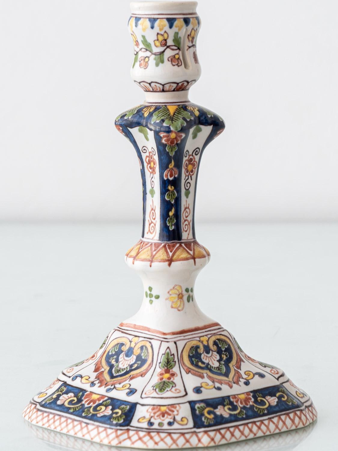Coppia di candelieri olandesi in ceramica dipinta a mano, Royal Tichelaar Makkum, metà del XX secolo in vendita 2