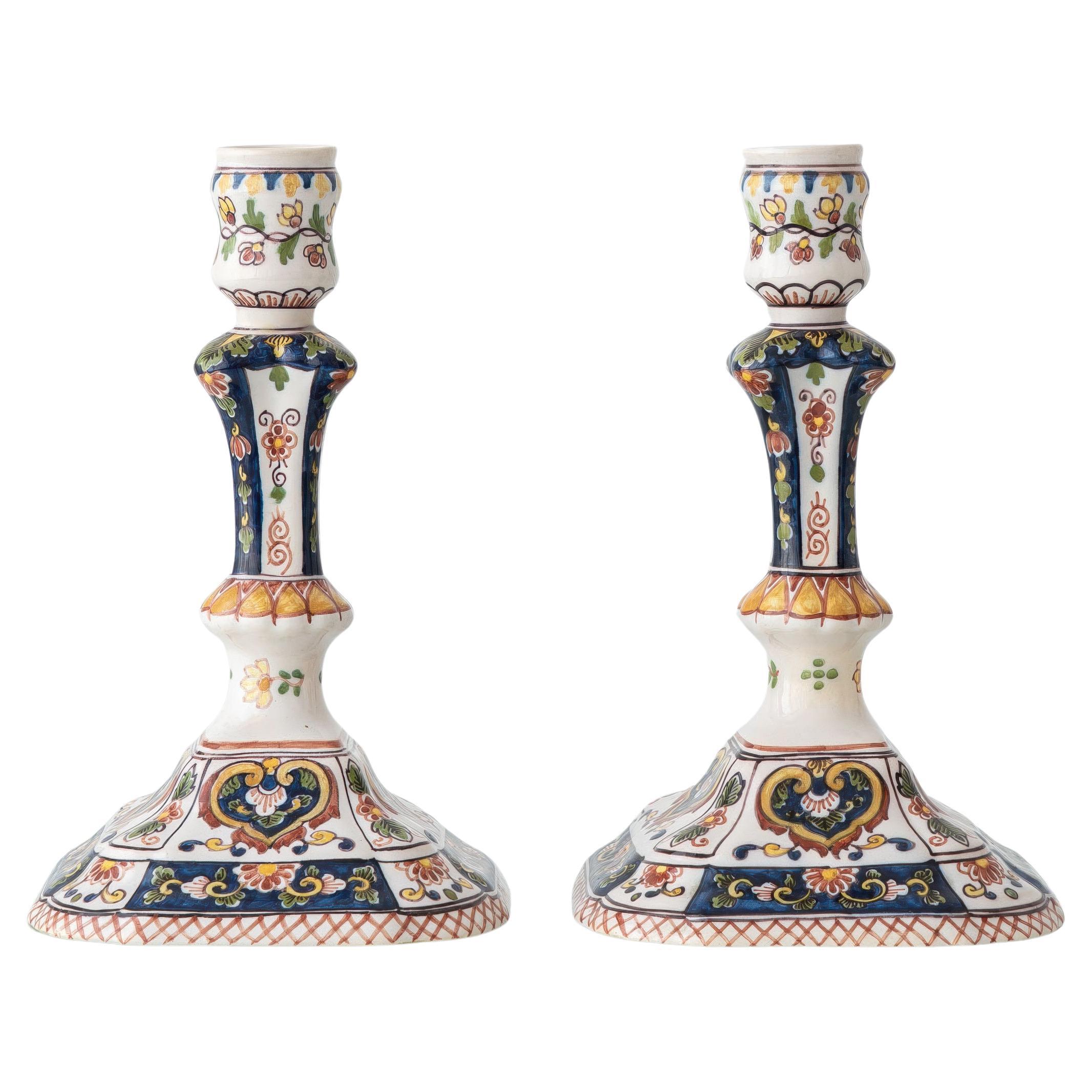 Coppia di candelieri olandesi in ceramica dipinta a mano, Royal Tichelaar Makkum, metà del XX secolo in vendita
