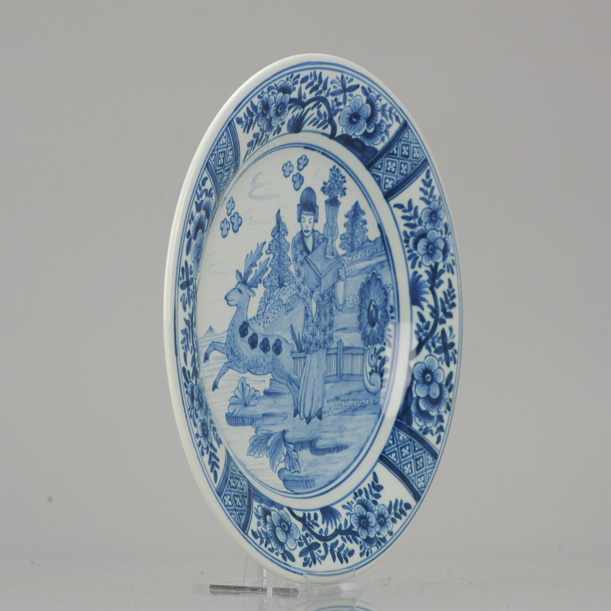 Schöner Teller aus niederländischer Delfter Keramik. 20. Jahrhundert. Eine traditionelle chinesische Szene. Die niederländische Delfter Porzellanmanufaktur basierte auf chinesischem Porzellan, und viele Szenen wurden lose von Szenen auf chinesischem