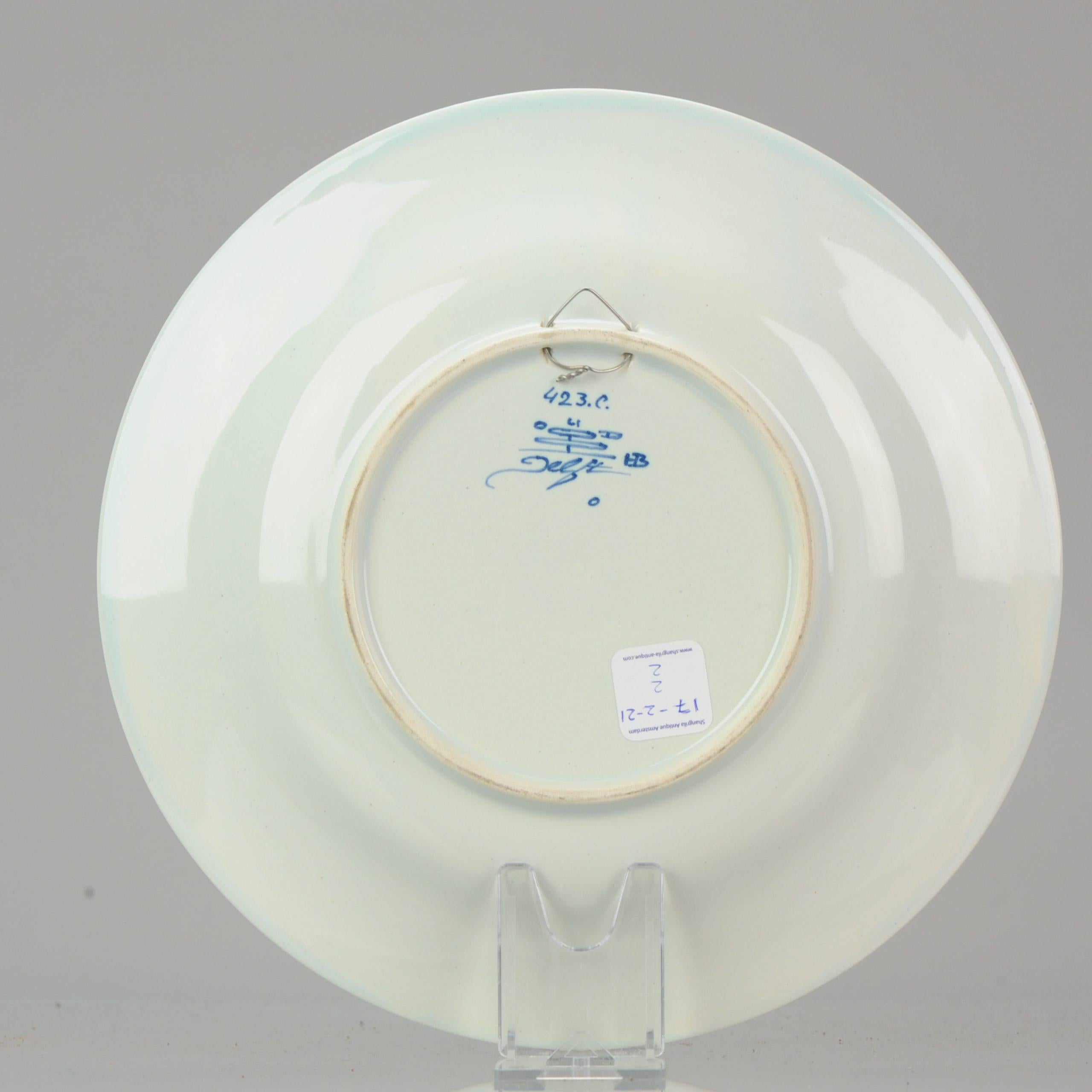 Piatto olandese in Delftware con decorazione in porcellana cinese, XX secolo In condizioni buone in vendita a Amsterdam, Noord Holland