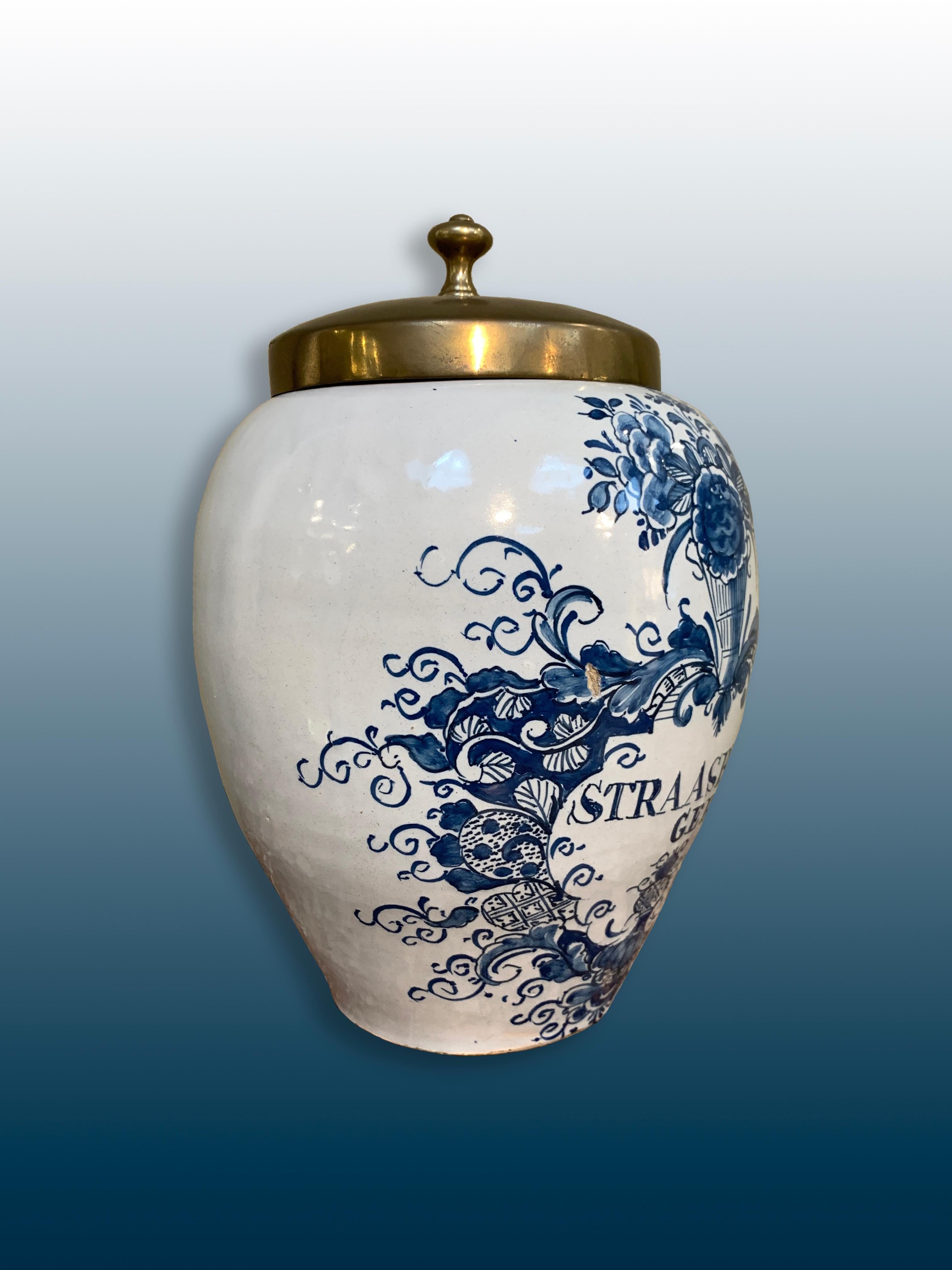 Dutch Delftware Tobacco Jar with Brass Lid, 18th Century, Straatsburg In Good Condition For Sale In AMSTERDAM, NH